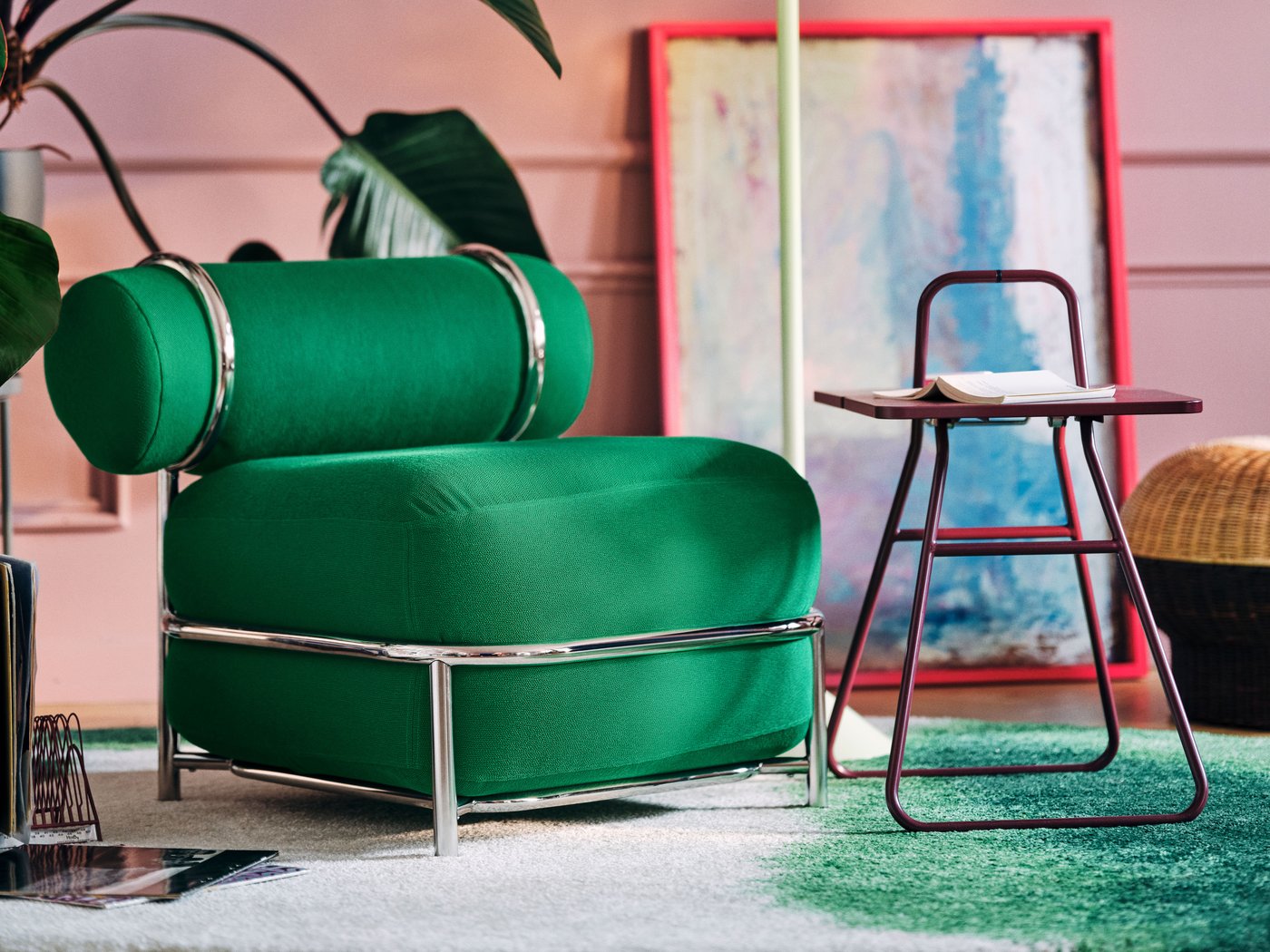 Un fauteuil avec coussins d'assise et de dossier gonflables ainsi qu'un pouf vert vif (IKEA PS 2026) dans le salon