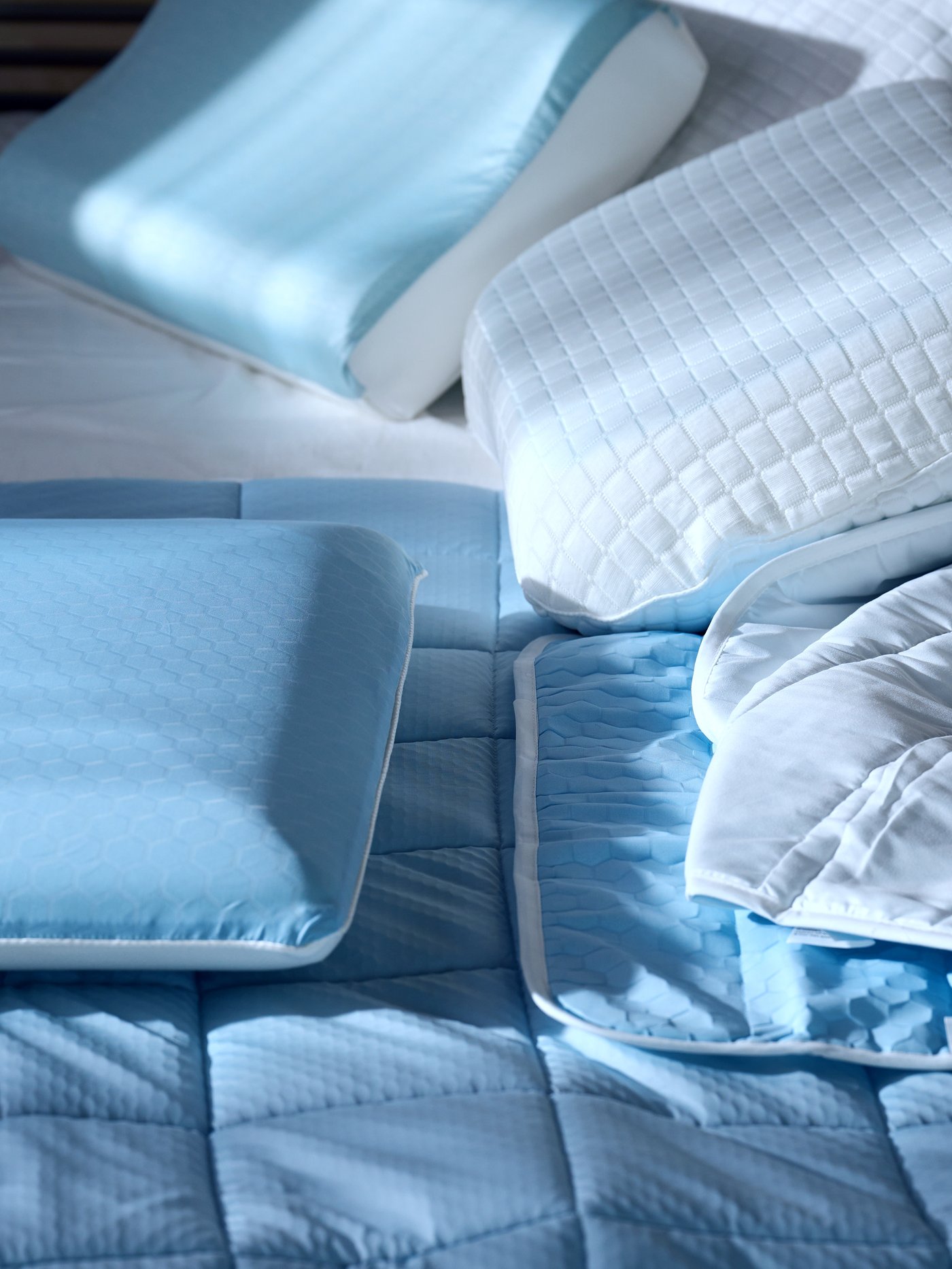 A SPETSHAGTORN ergonomic pillow, side/back sleeper