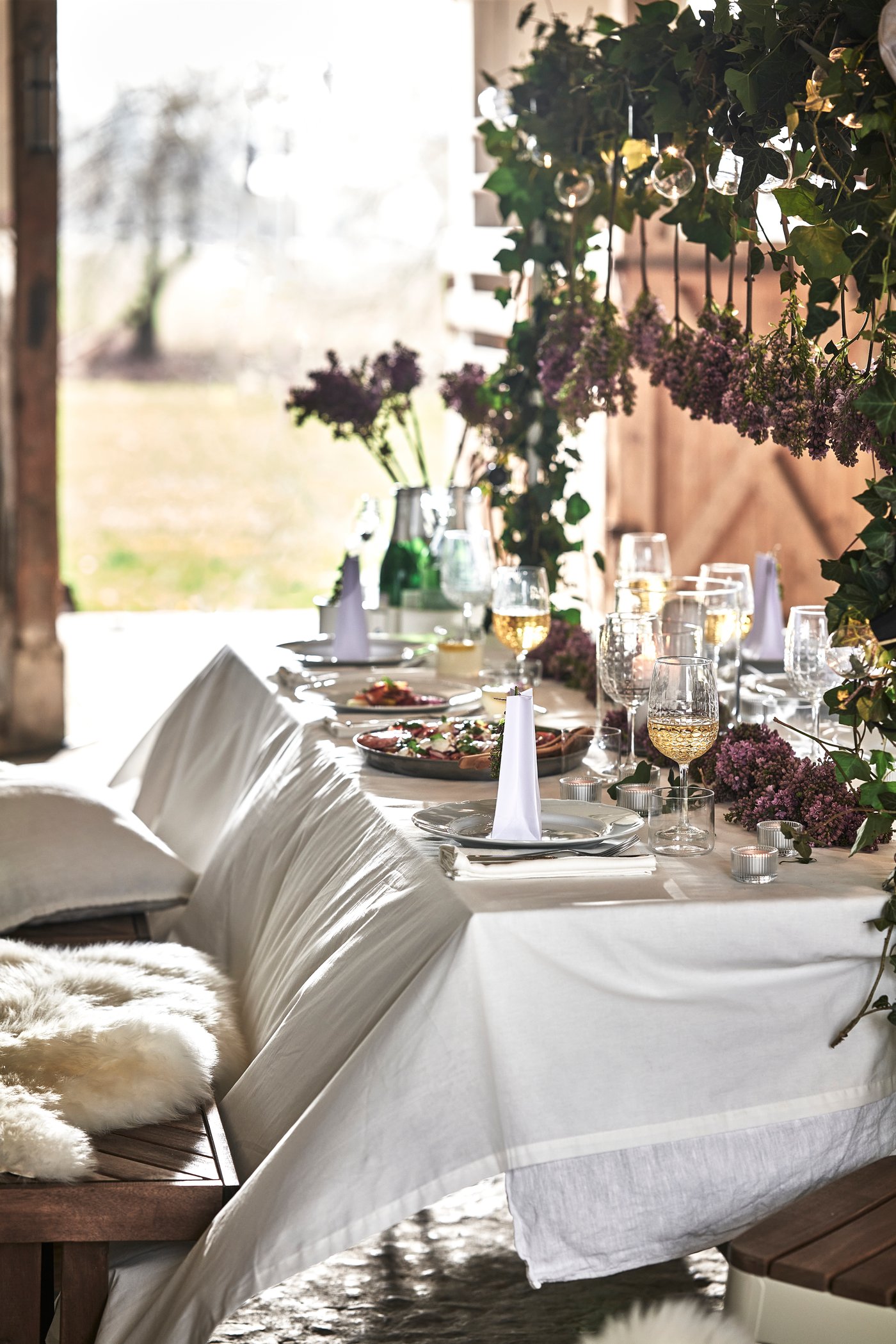 Ett uppdukat bord med en vit duk.