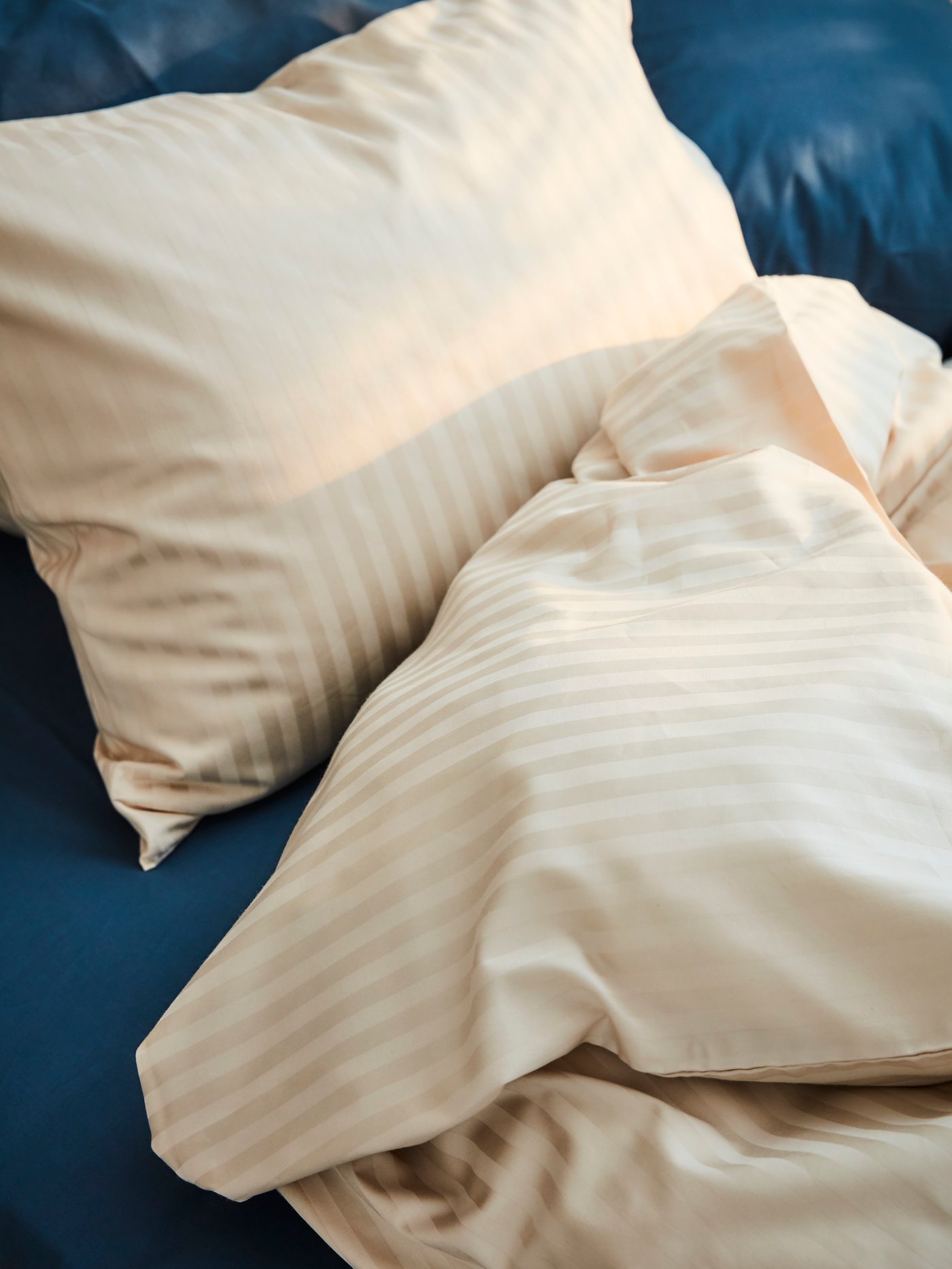 Ropa de cama en diferentes colores, estilos y materiales.