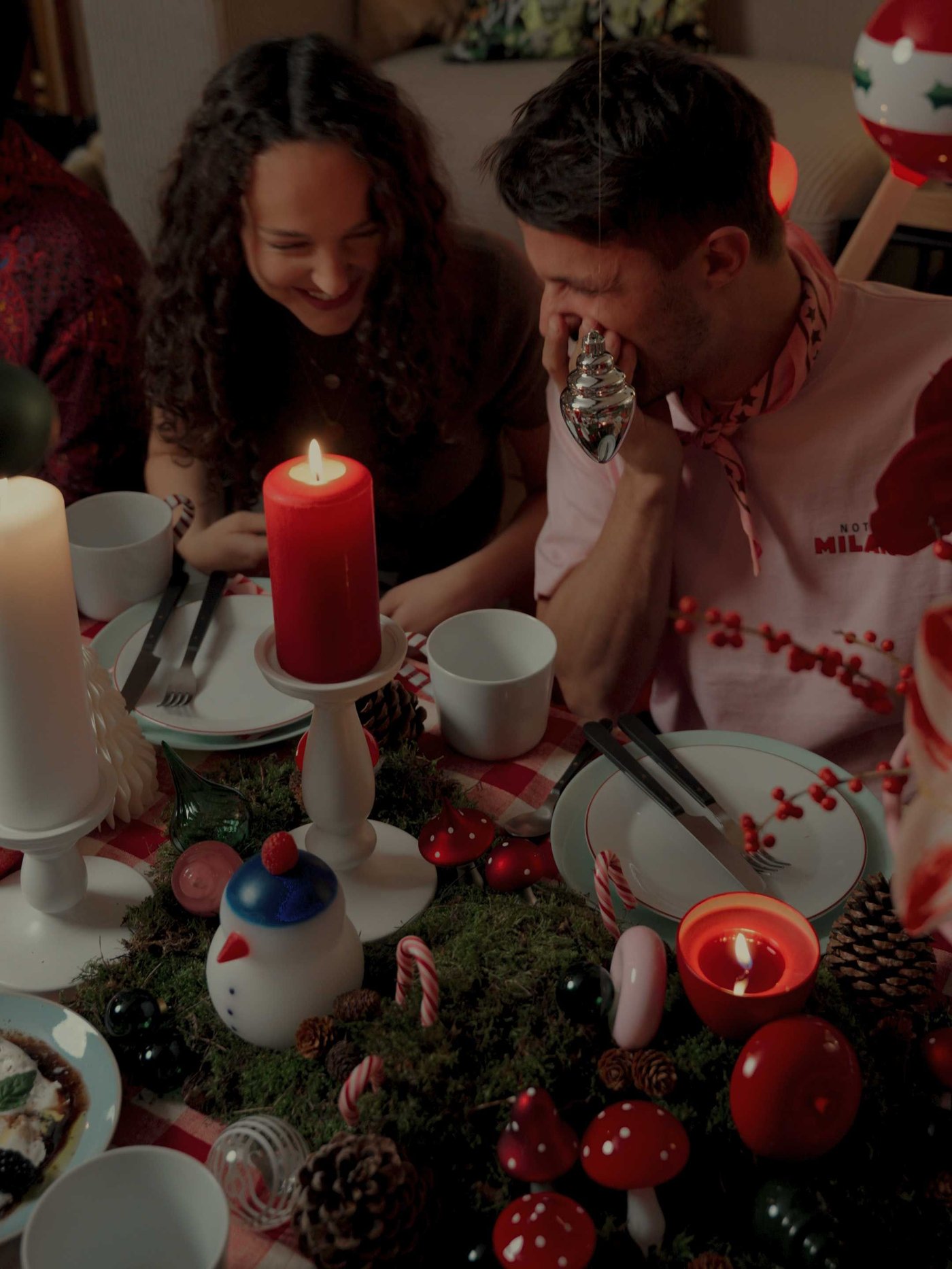 Une bougie pilier blanche VINTERFINT sans parfum en forme de bonhomme de neige