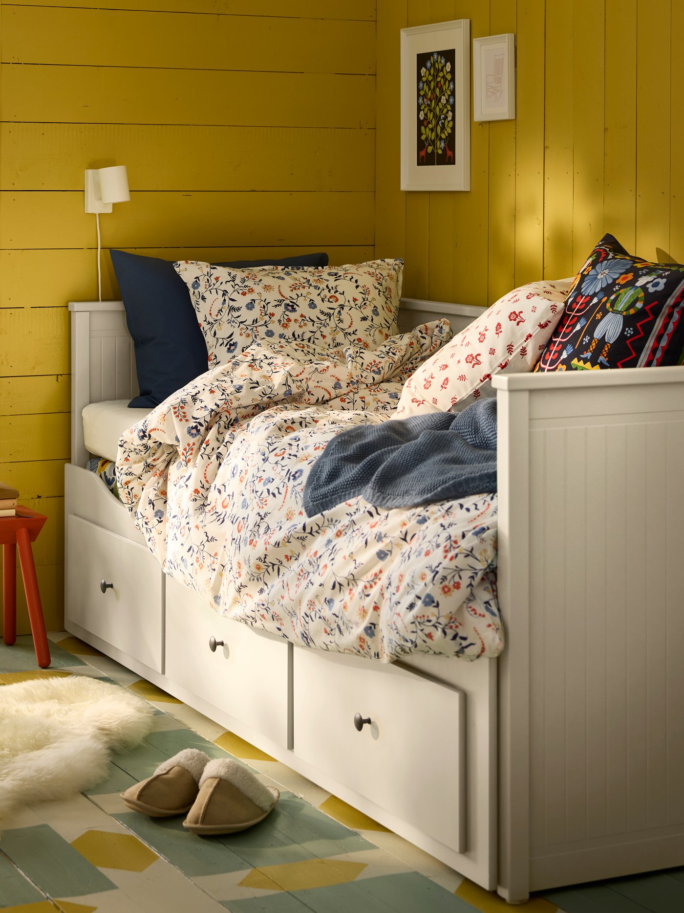 An off-white ULLERSLEV sheepskin in the bedroom