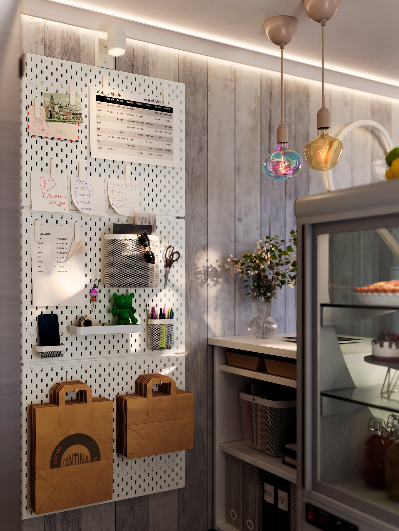 Ellipszis alakú, többszínű MOLNART LED izzó egy kávézóban, mellette egy SKÅDIS fali tároló.