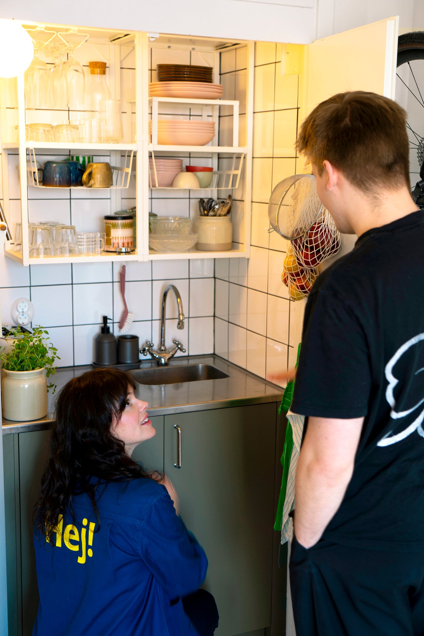 En inredare från IKEA pratar med en man i svart t-shirt.