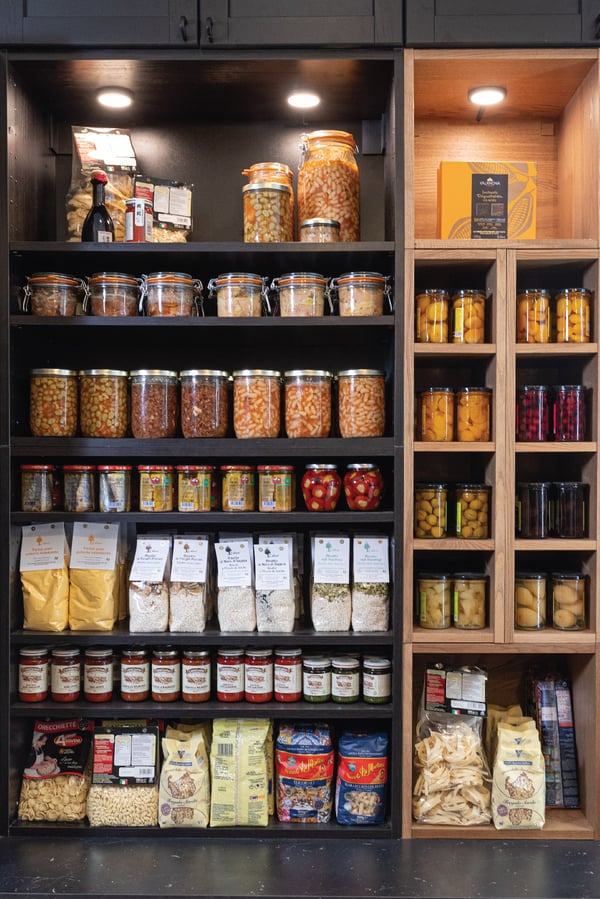 Armoire de présentation pour exposer les aliments d'une épicerie.