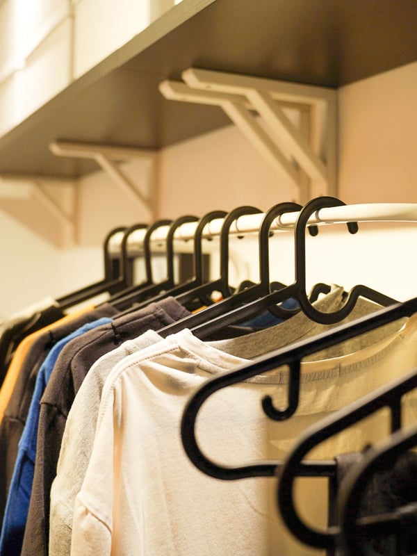 A black SPRUTTIG hanger