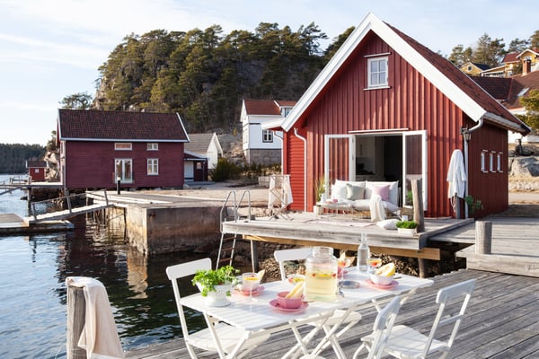 Et lille rødt sommerhus i skærgården i Norge med et flot og inspirerende uderum.