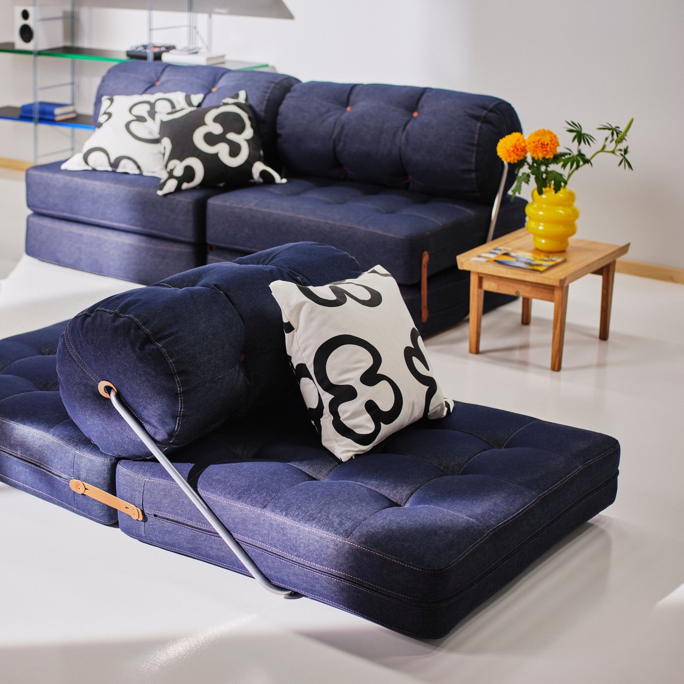 Un fauteuil-lit VÅRKUMLA bleu Vansta dans le salon
