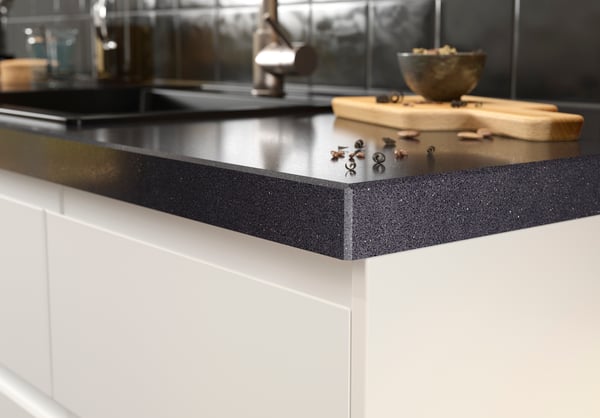 Nahaufnahme einer anthrazitfarben Küchenarbeitsplatte aus Stein