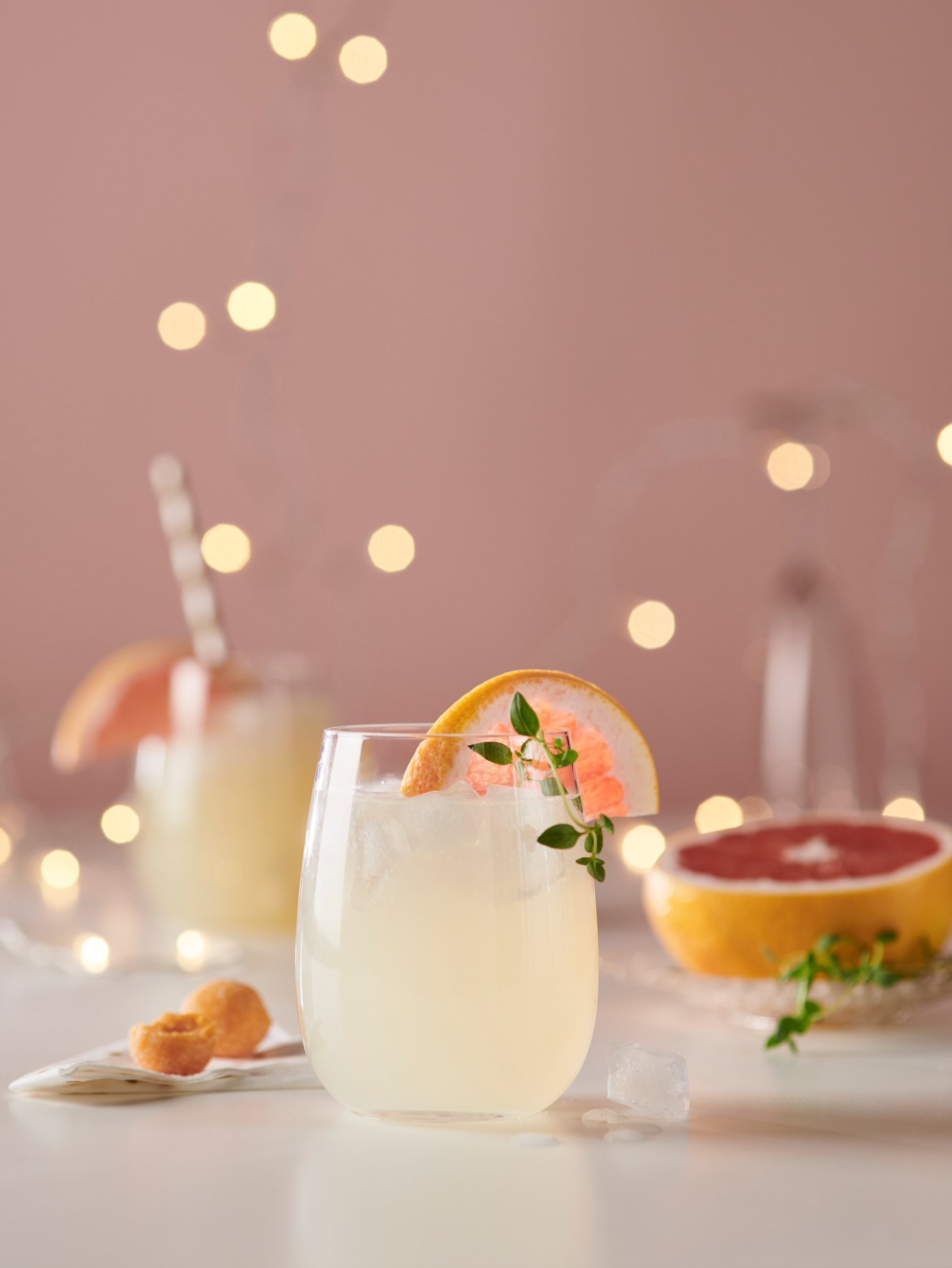 Ein STORSINT Wasserglas  steht auf einem Tisch gefüllt mit einem Getränk und festlich dekoriert