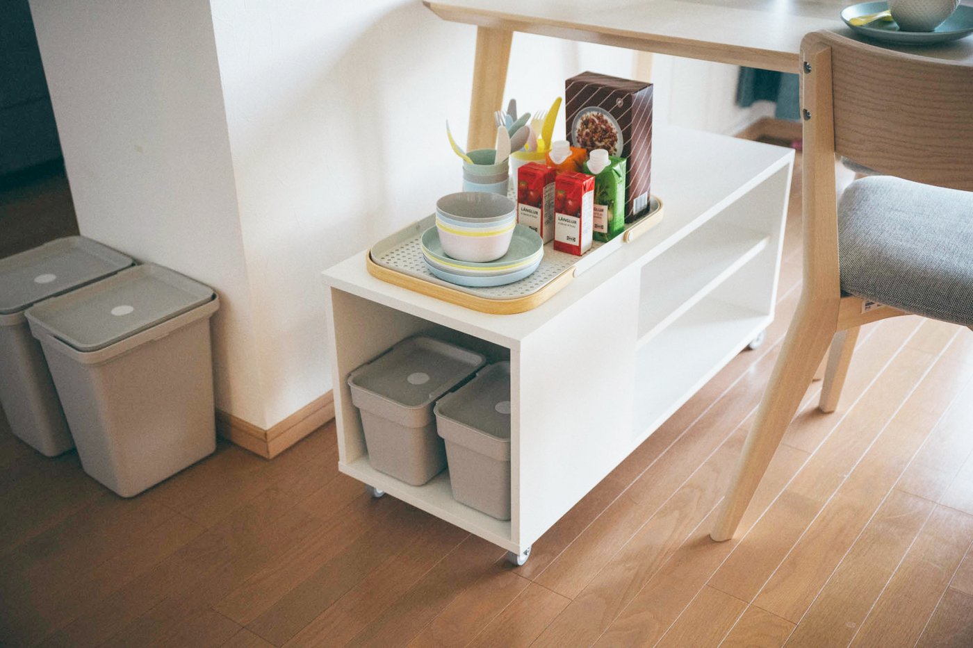 KALAS/カラースのプレートが重ねて収納されている。