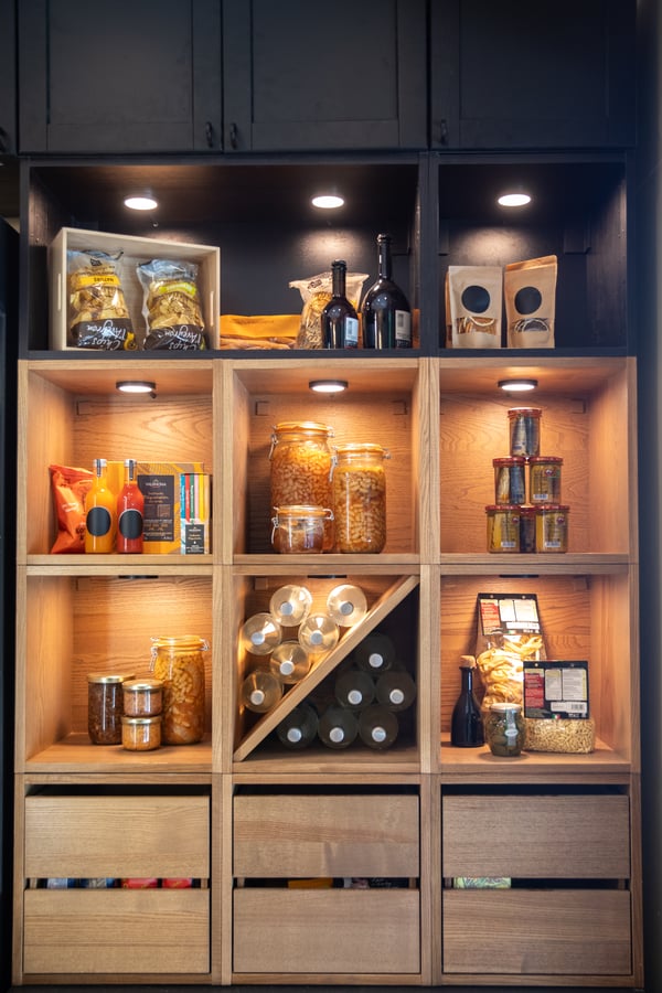 Etagère en bois avec lumière intégrée pour exposer des aliments