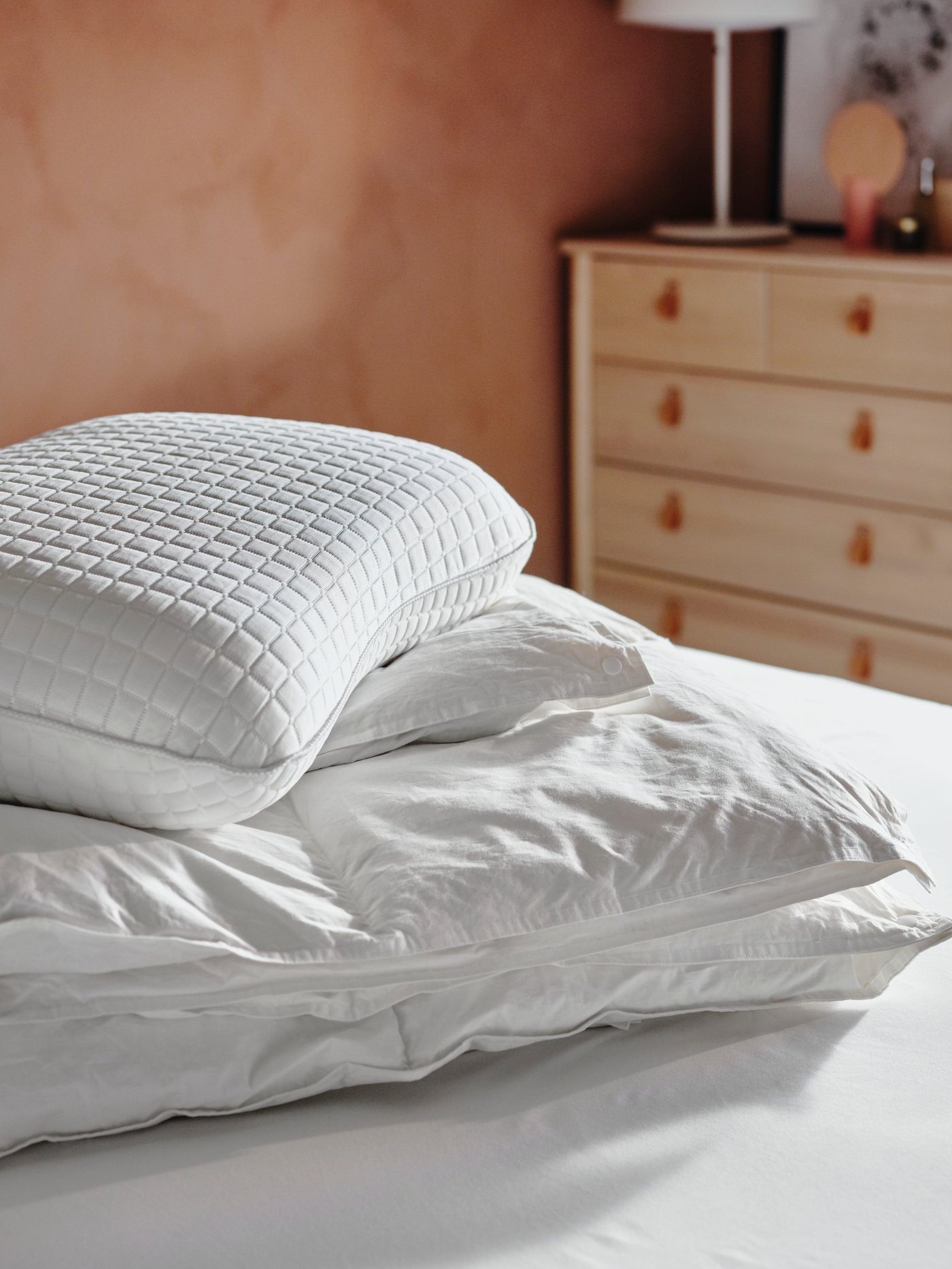Ein ergonomisches KLUBBSPORRE-Kissen für Seiten- und Rückenschläfer im Schlafzimmer