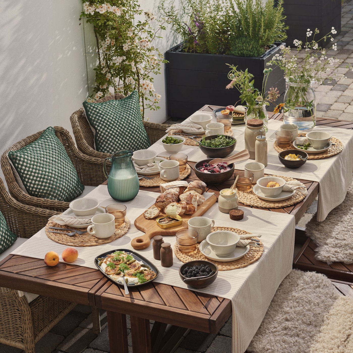 Ein schön gedeckter Tisch mit Stühlen im Outdoorbereich