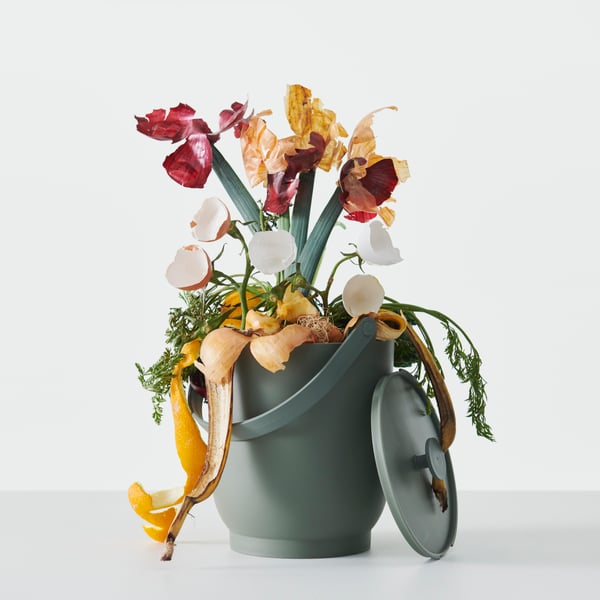 Galleda de residus orgànics FARMARKVAST, de la qual surten les corfes de fruites i verdures com si fos un gerro amb flors.