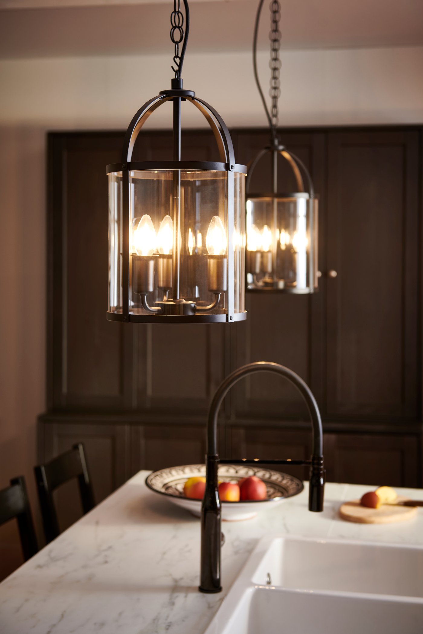 A black/transparent glass GALJON pendant lamp in the kitchen