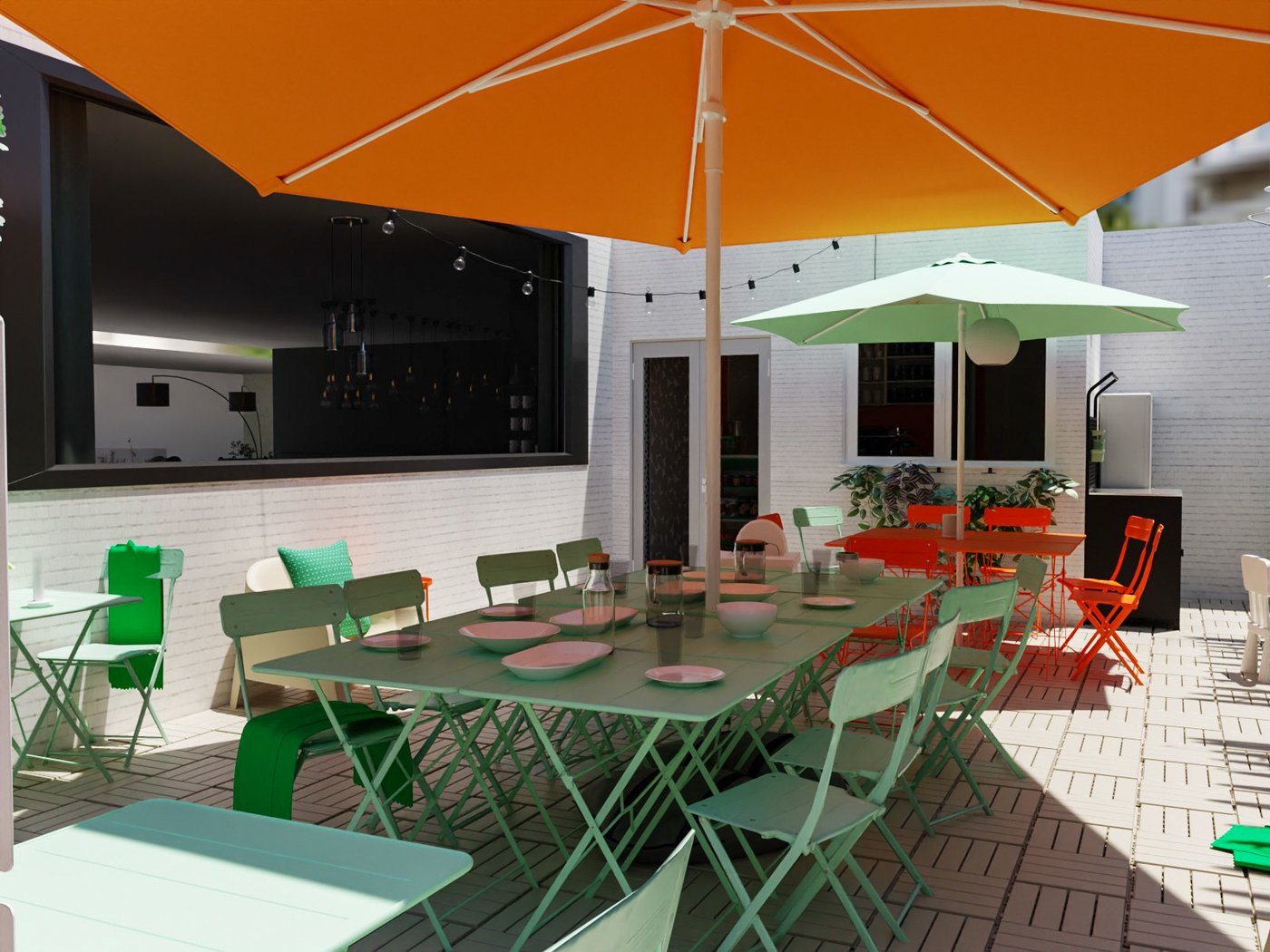 Teil der Terasse eines Hotels. Blick auf den Eingang zum Café. Rechts ein Panoramafenster zum Restaurant. Tische mit Stühlen und zwei Sonnenschirme. Ein großer Tisch ist eingedeckt.