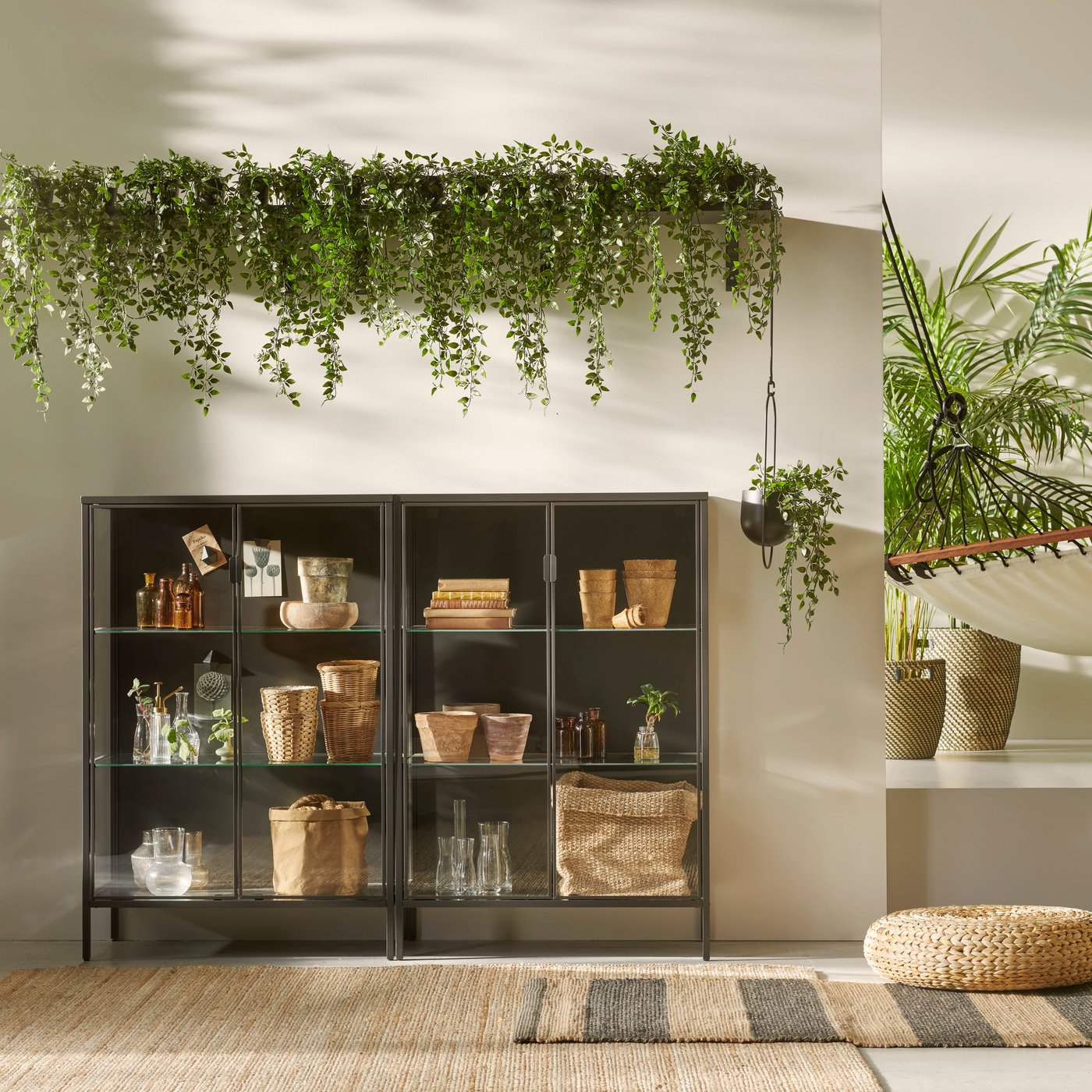 Gabinete negro RUDSTA con plantas