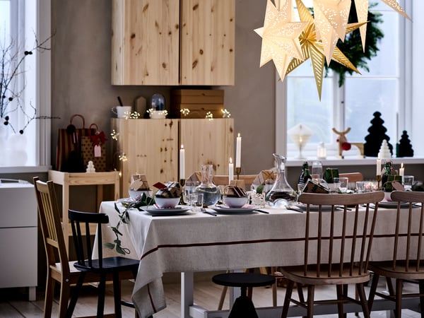 A lace/white STRÅLA lampshade in the dining room