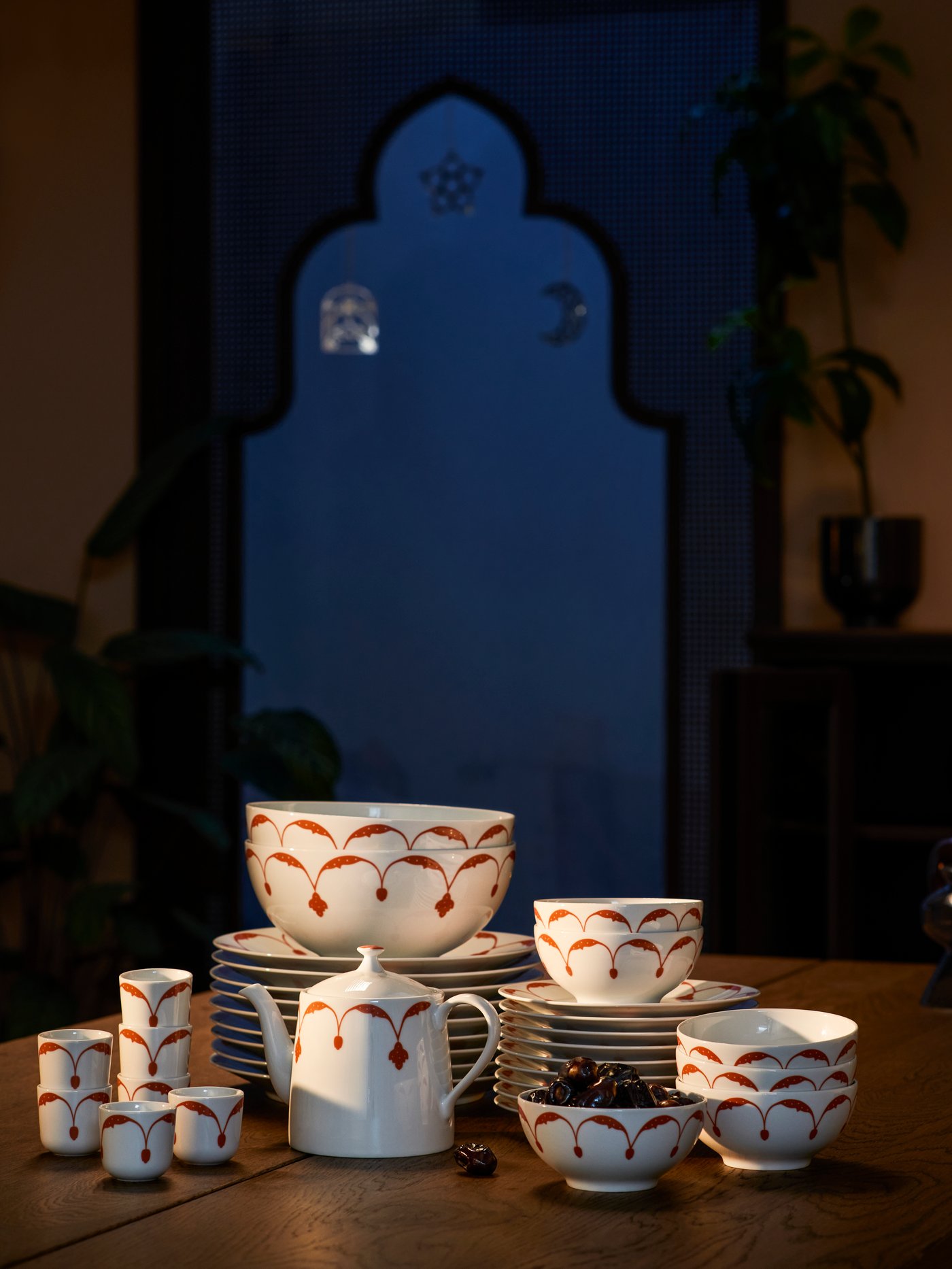 Teko GOKVÄLLÅ dan cawan kava GOKVÄLLÅ bersebelahan dengan beberapa susunan pinggan GOKVÄLLÅ dan mangkuk GOKVÄLLÅ.