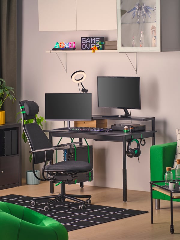 A black UTVISNING gaming desk with shelf