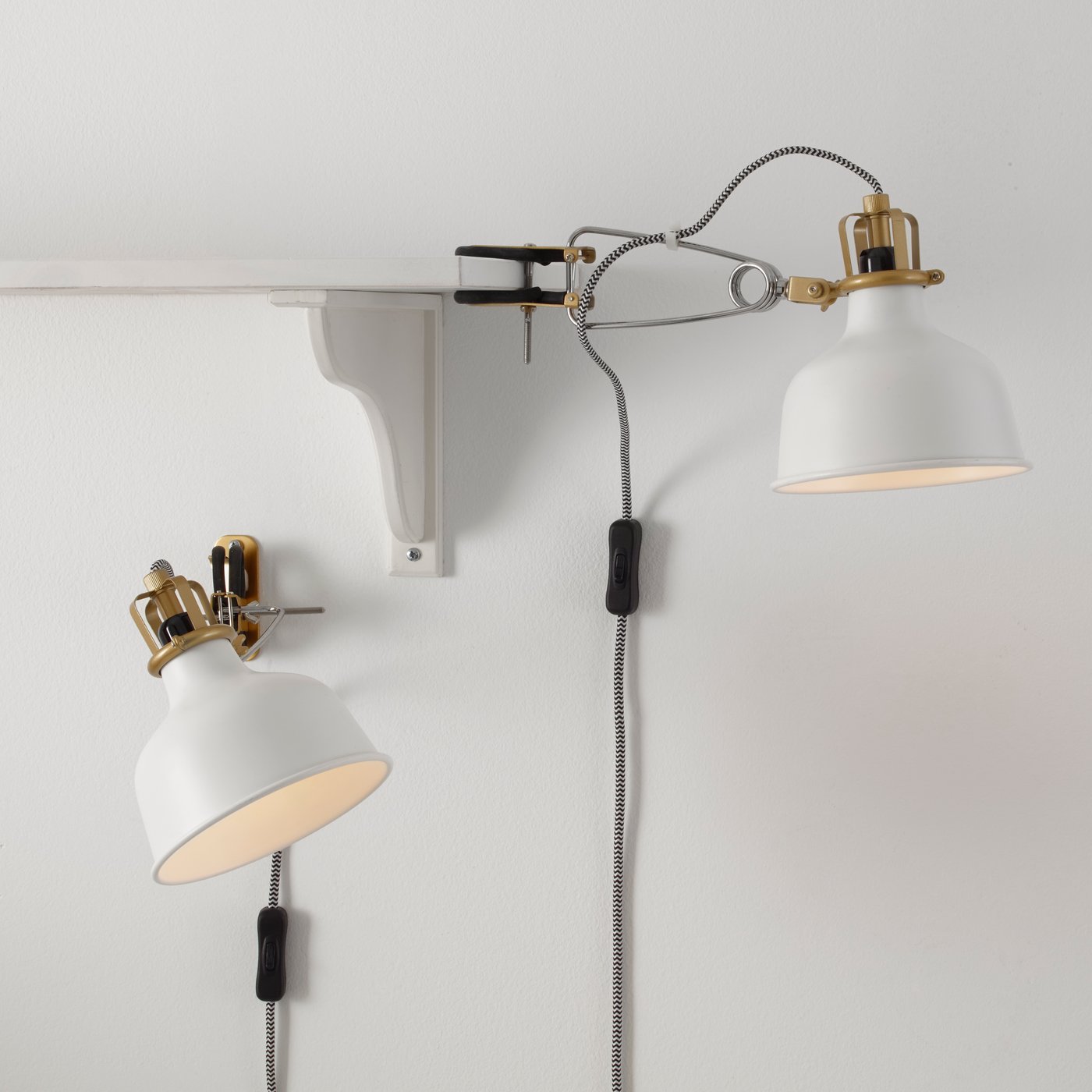 Foco de pared/con pinza RANARP en color blanco claro (off‑white).