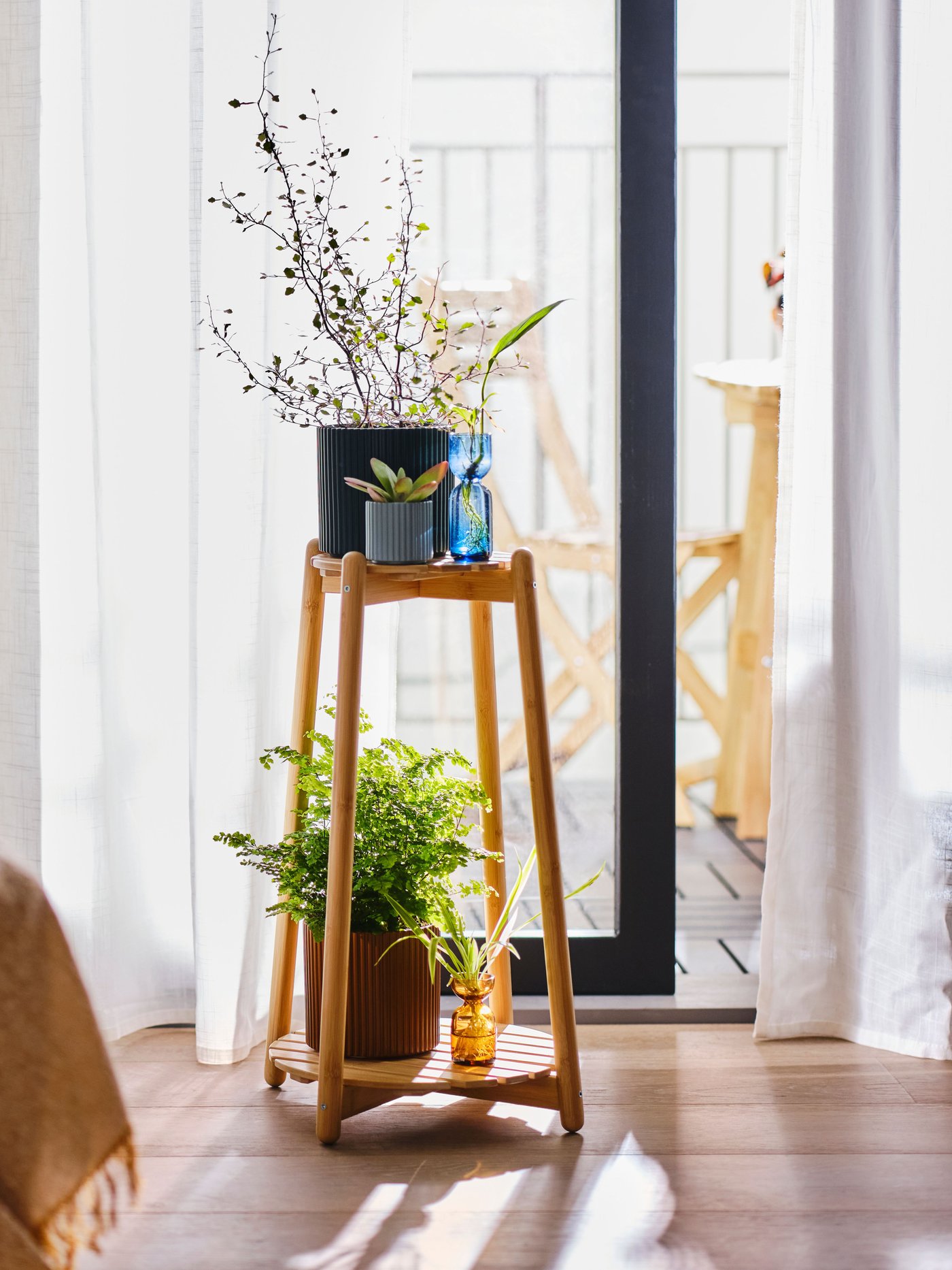 Ein gelbbrauner DAKSJUS Blumenständer