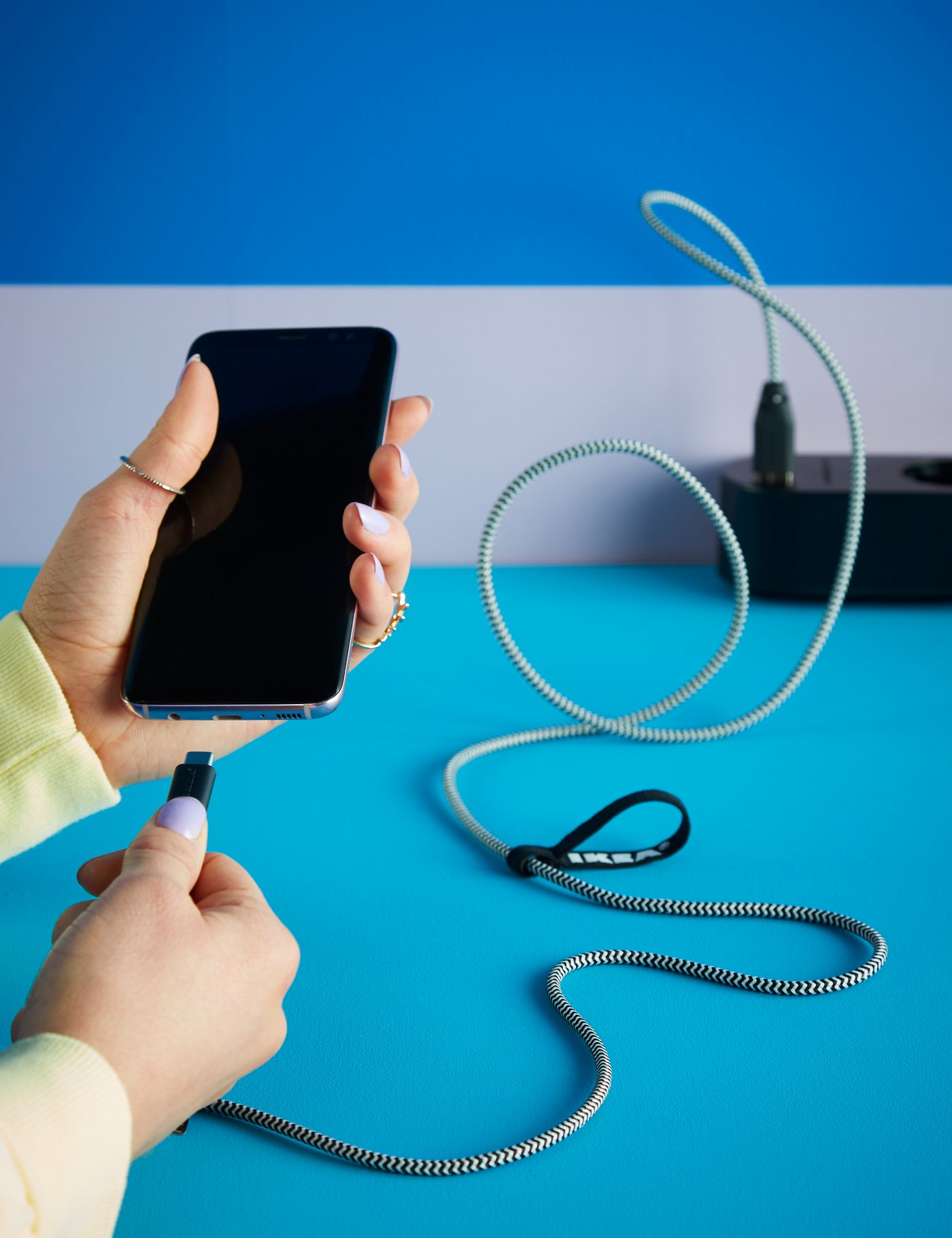 En LILLHULT USB type C til USB-kabel på hjemmekontoret.