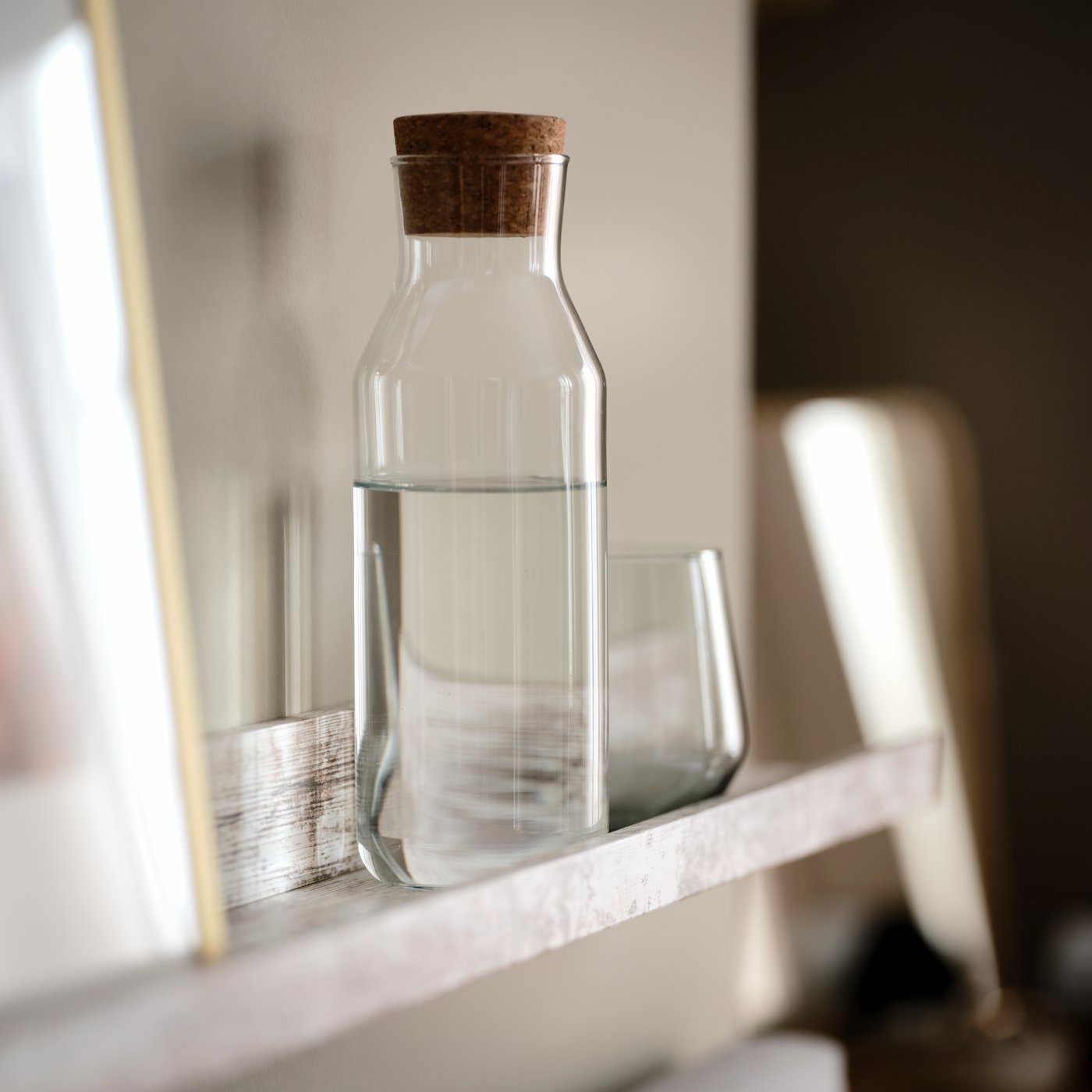 Ein IKEA 365+ Karaffe und ein IVRIG-Glas im Wohnzimmer