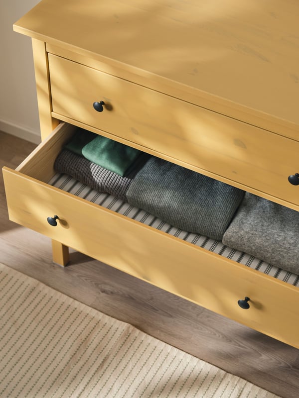 Eine gelbe HEMNES Kommode.