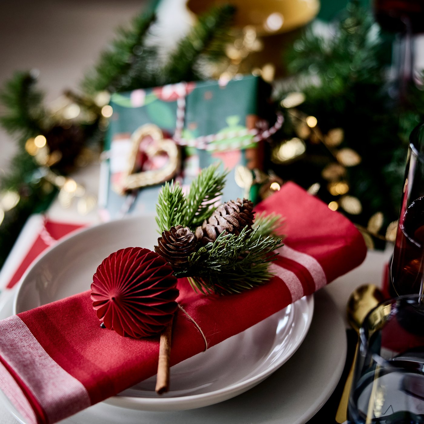 Assiette creuse beige-gris clair sur une table de Noël en rouge et doré