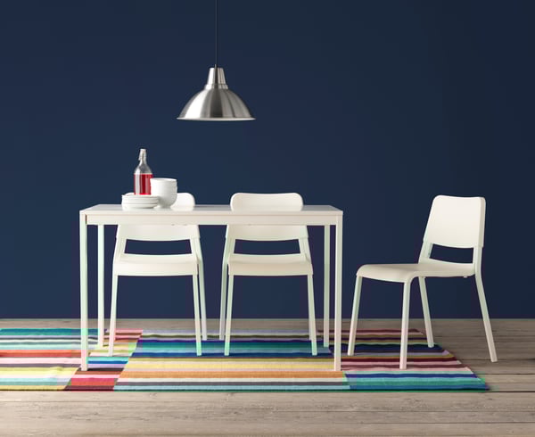 Zwarte lampen Svartnora boven de eettafel