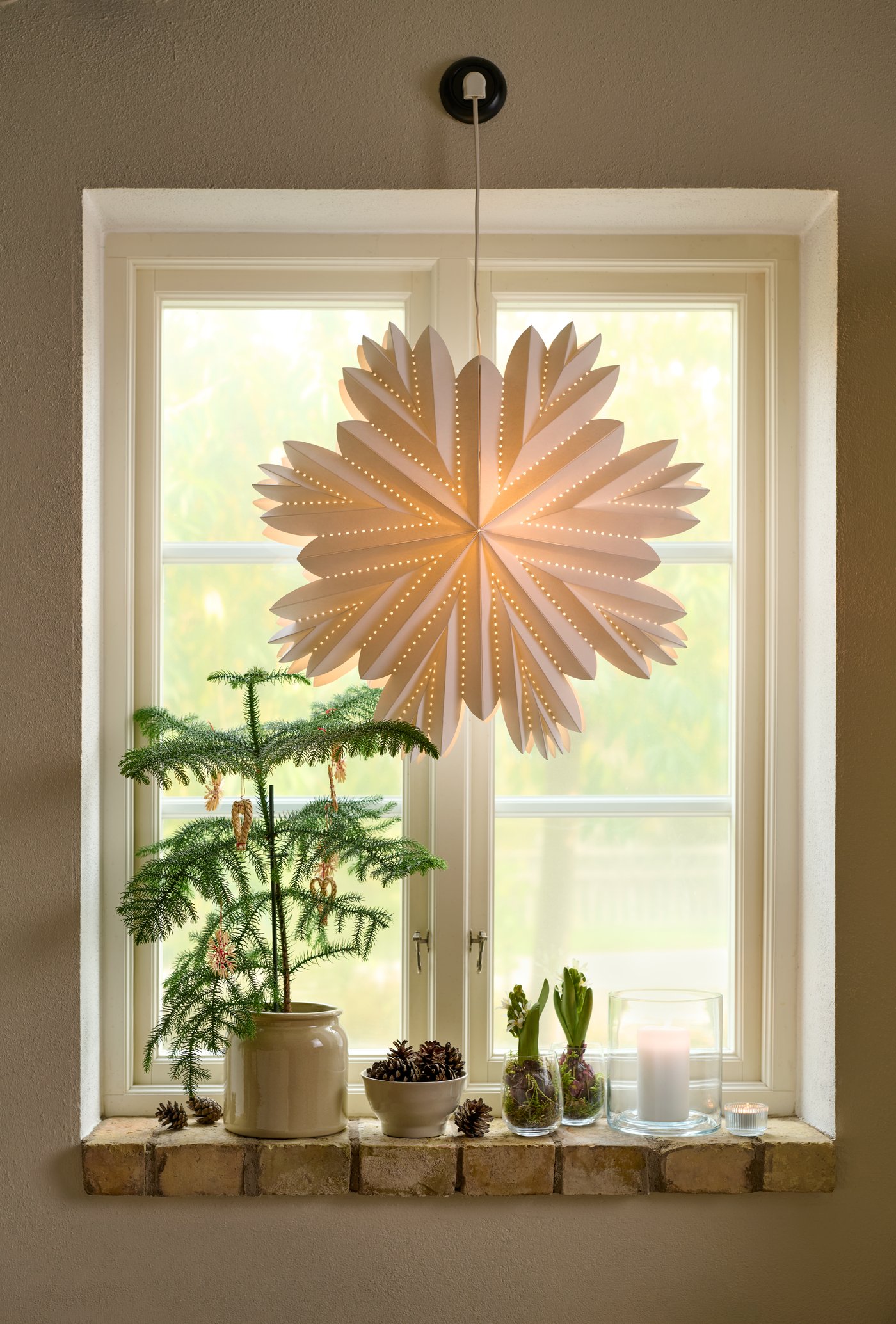En PILFINK lysestake i klart glass.