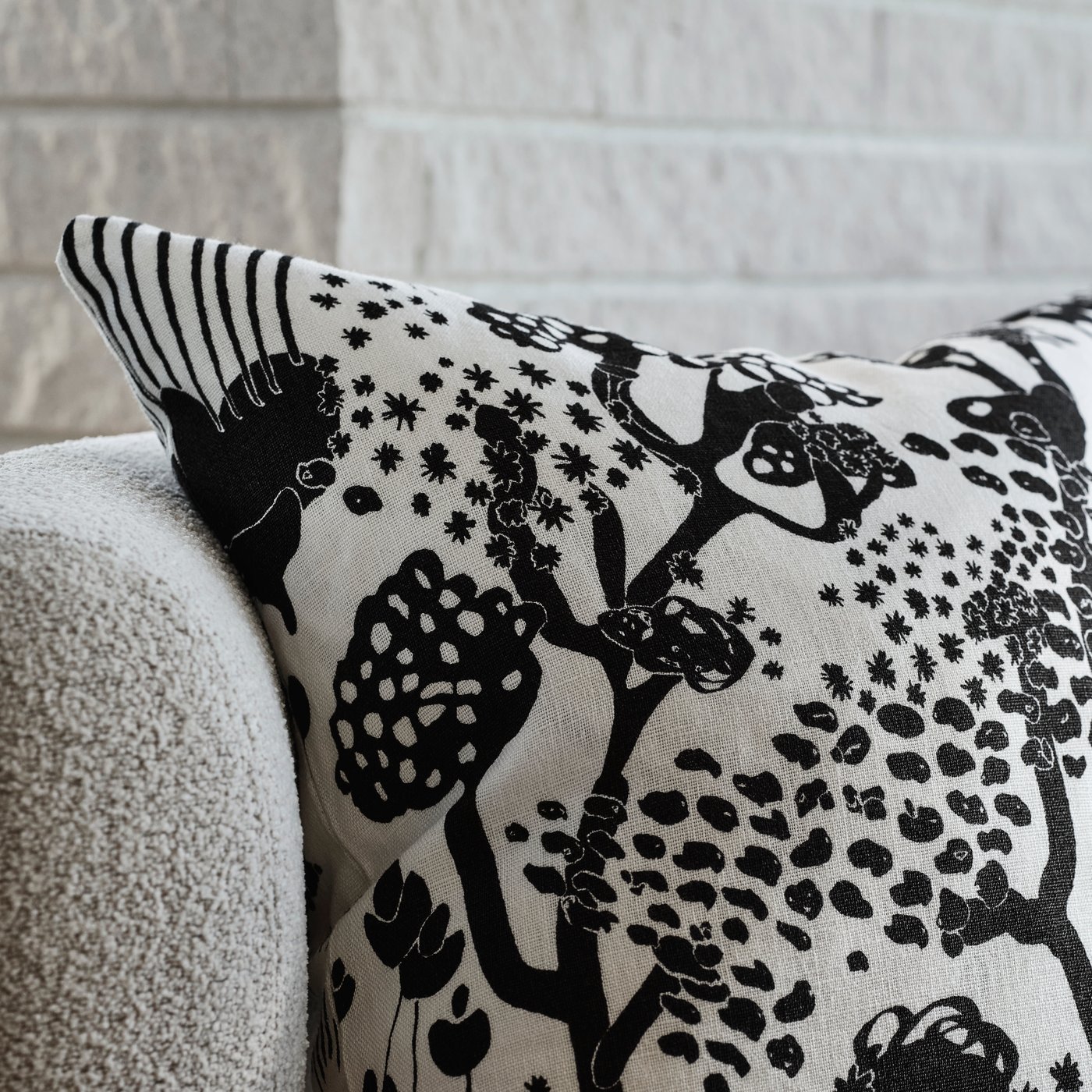 Ett vitt/svart STOCKHOLM 2025 kuddfodral.
