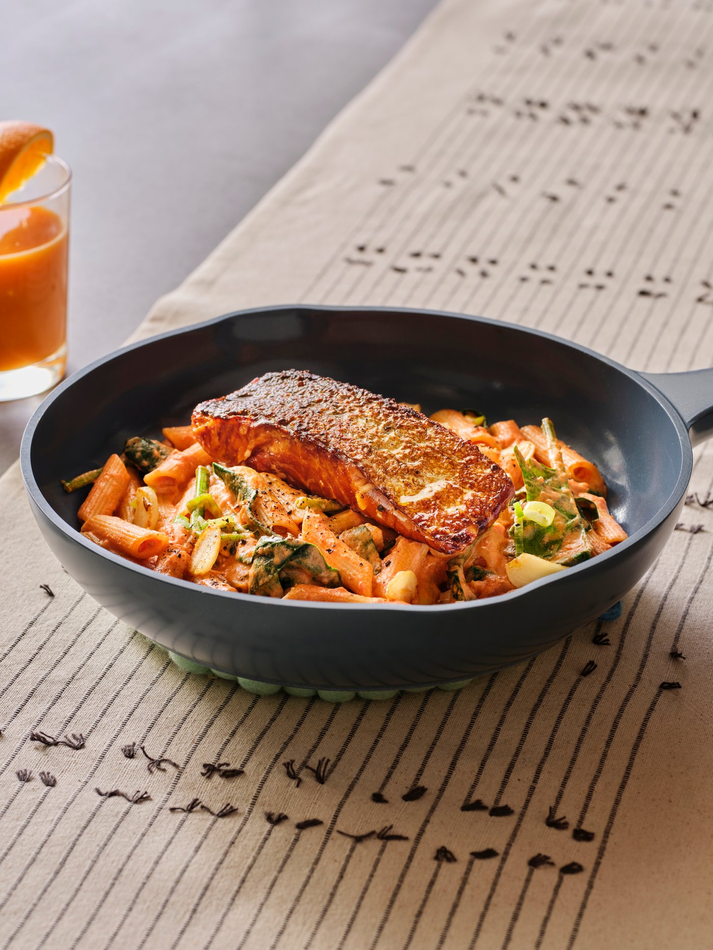 연어 로제 펜네 완성 컷