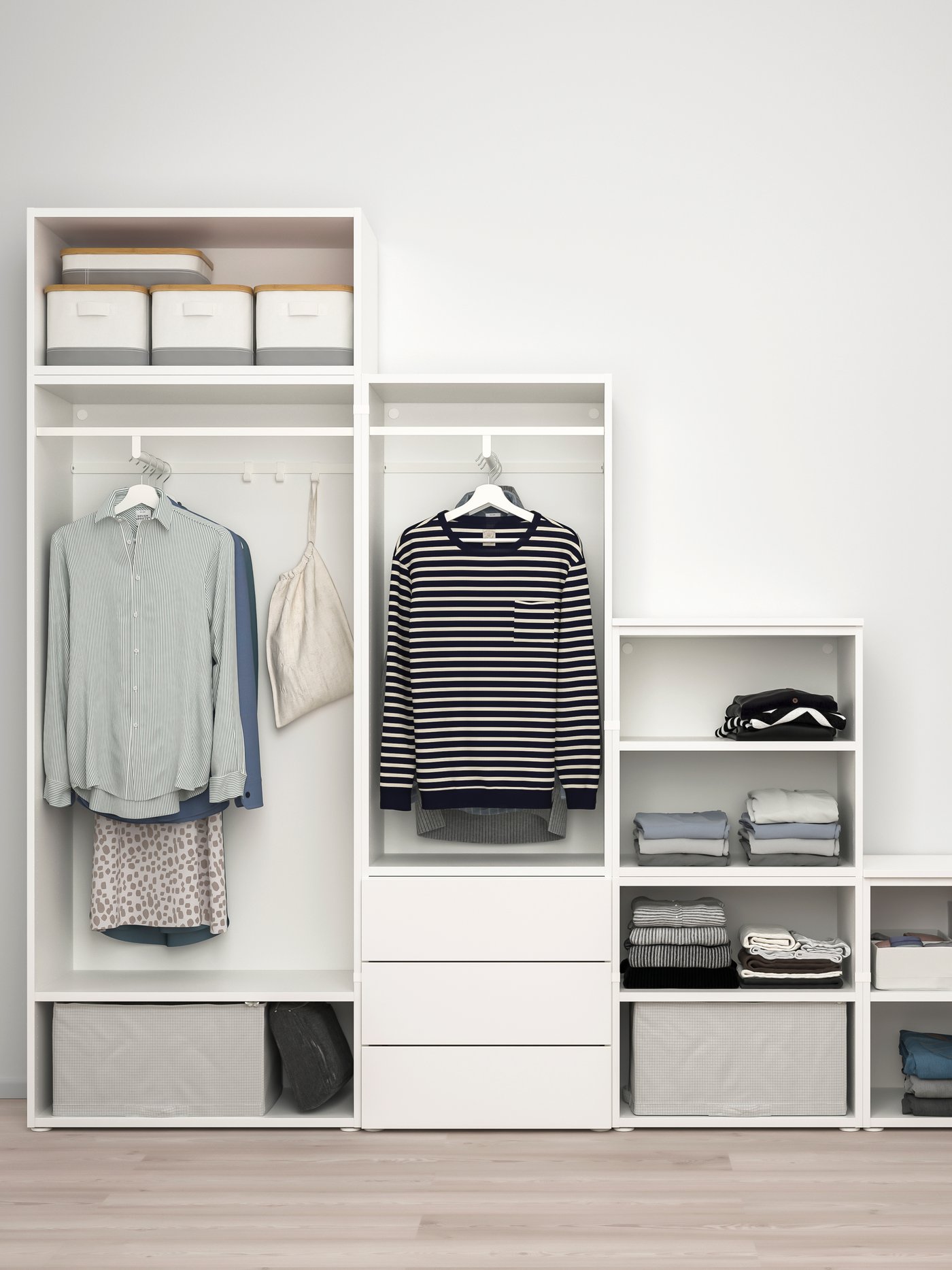 Bílá šatní skříň, která je šikmá. Ideální pod šikmé stropy nebo pod schody.