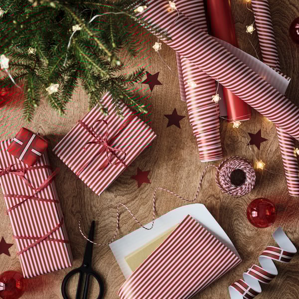 A stripe pattern red/white VINTERFINT gift wrap roll