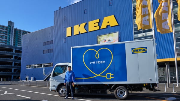 イケア店舗の前にトラックが止まっている