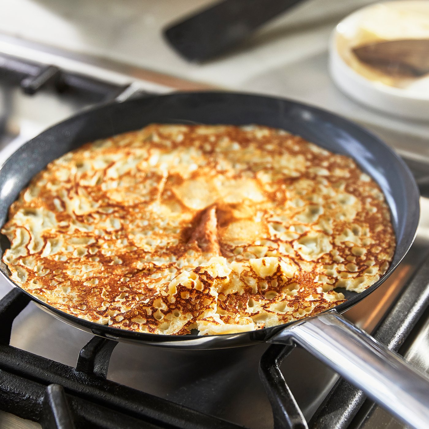 Une poêle à crêpes/pancakes IKEA 365+ en acier inoxydable avec revêtement antiadhésif, disponible en Amérique du Nord