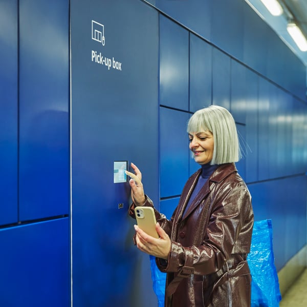 Femme en train de retirer sa commande.