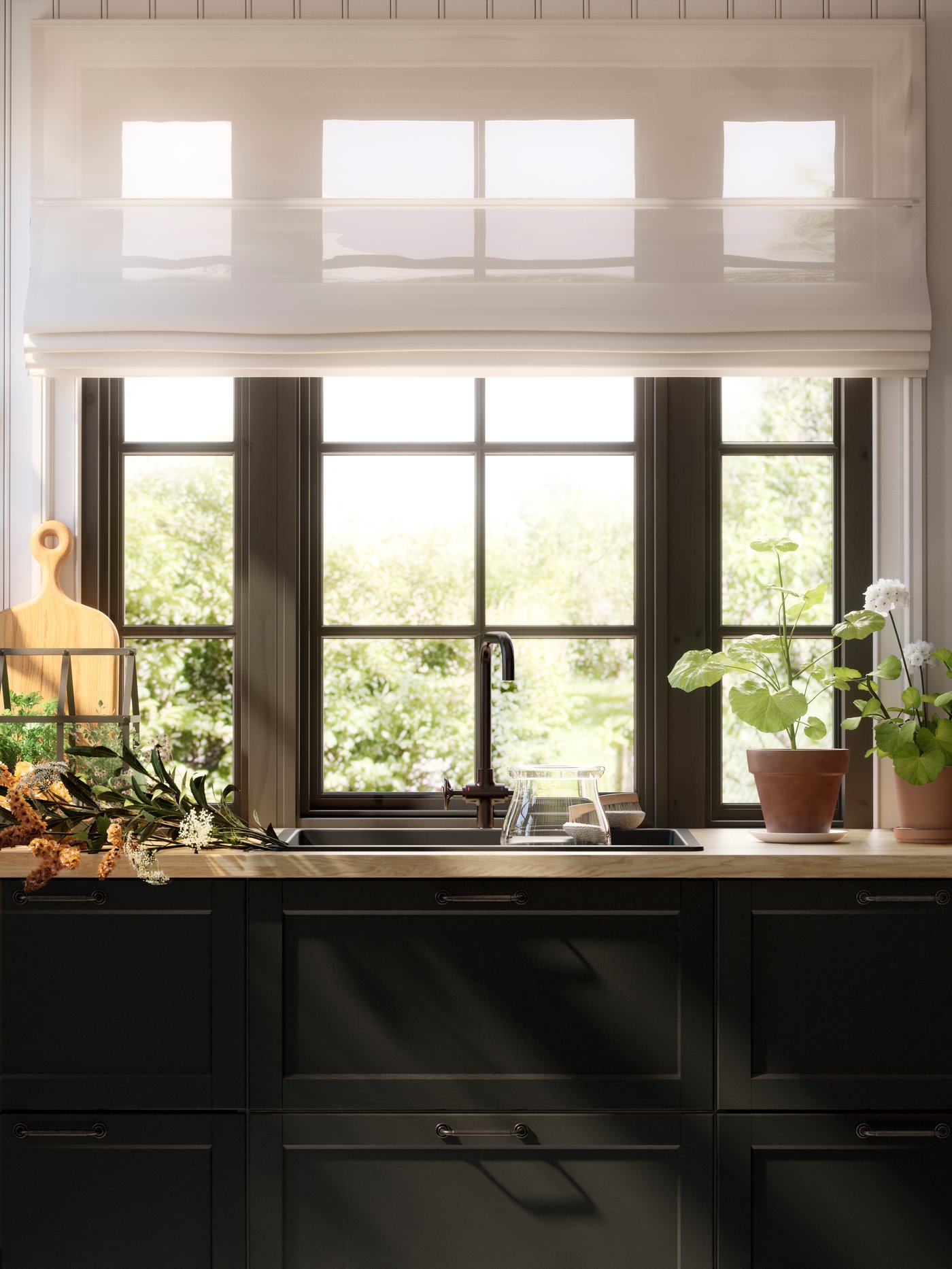 Küchenzeile mit schwarzen LERHYTTAN Fronten und schwarzem KILSVIKEN Spülbecken.