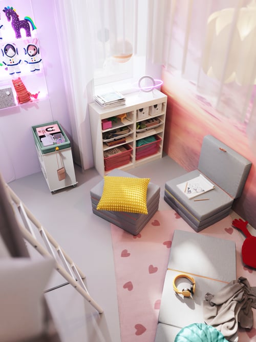 長方形のハート模様のBARNDRÖM バーンドローム ラグと、複数の折りたたみ式のSLÄKT スレクト マットレスがあるベビールーム＆子ども部屋。