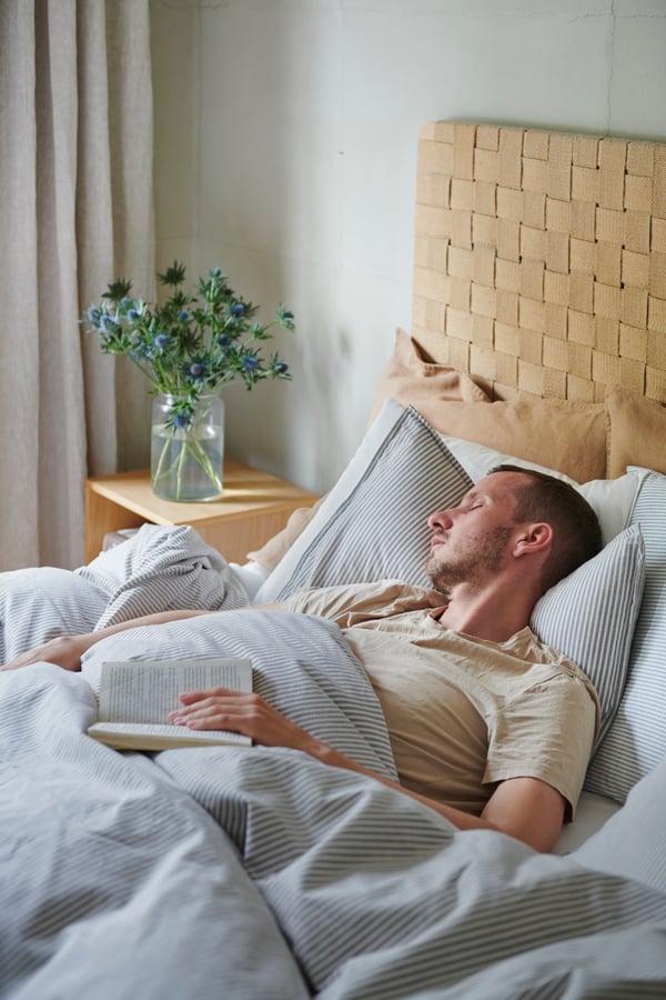 A white blue/stripe SOLFIBBLA duvet cover and pillowcase in the bedroom