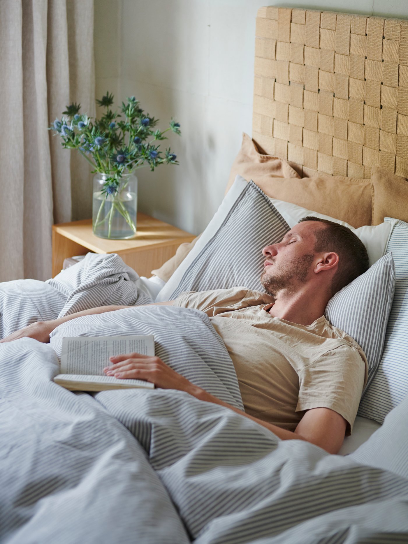 A white blue/stripe SOLFIBBLA duvet cover and pillowcase in the bedroom