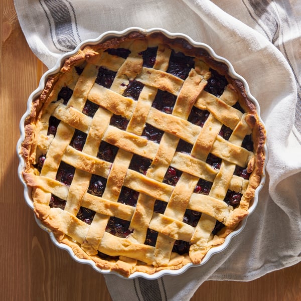An off-white VARDAGEN pie dish in the kitchen