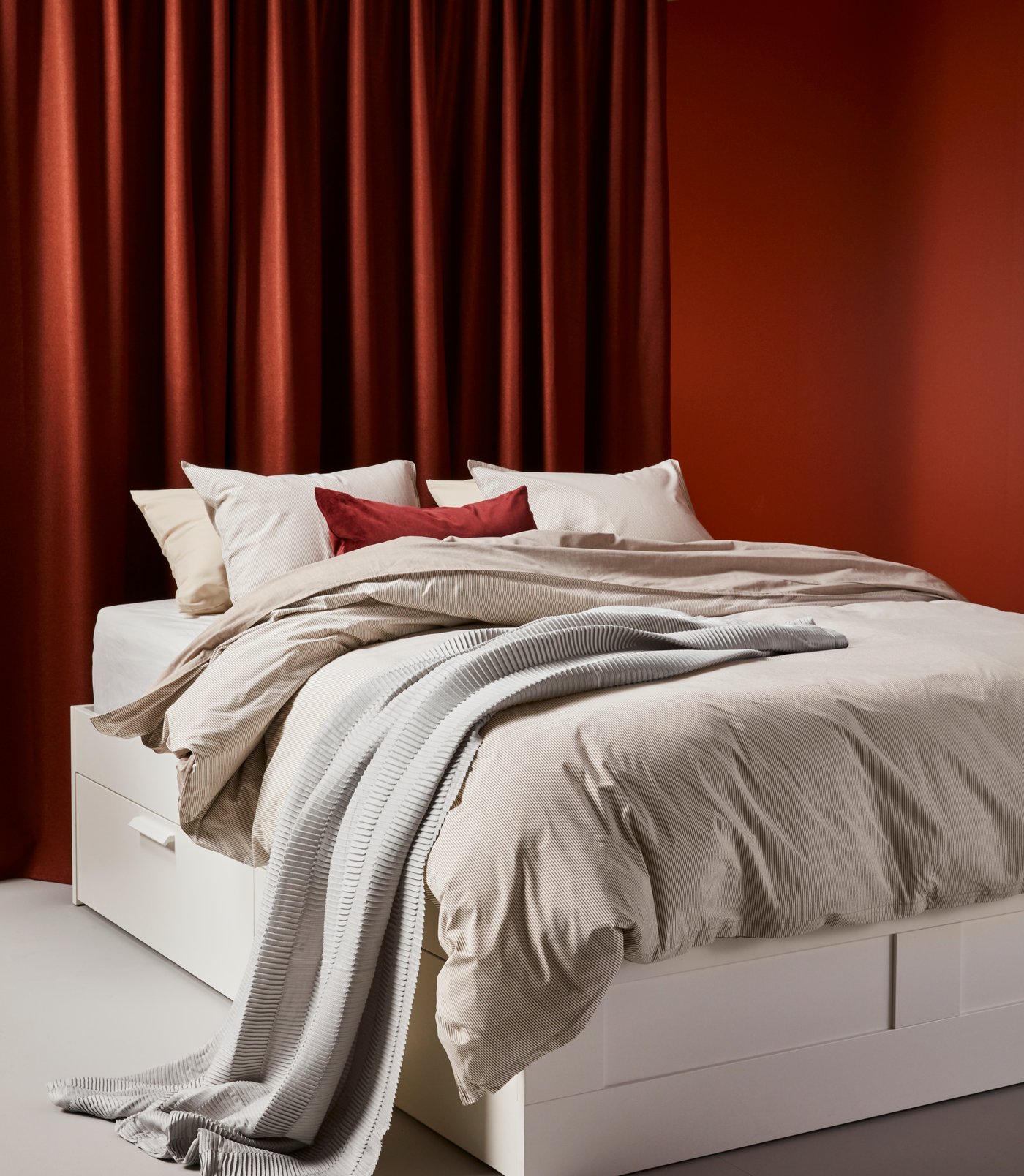 A beige BLÅVINDA quilt cover and 2 pillowcases in the bedroom