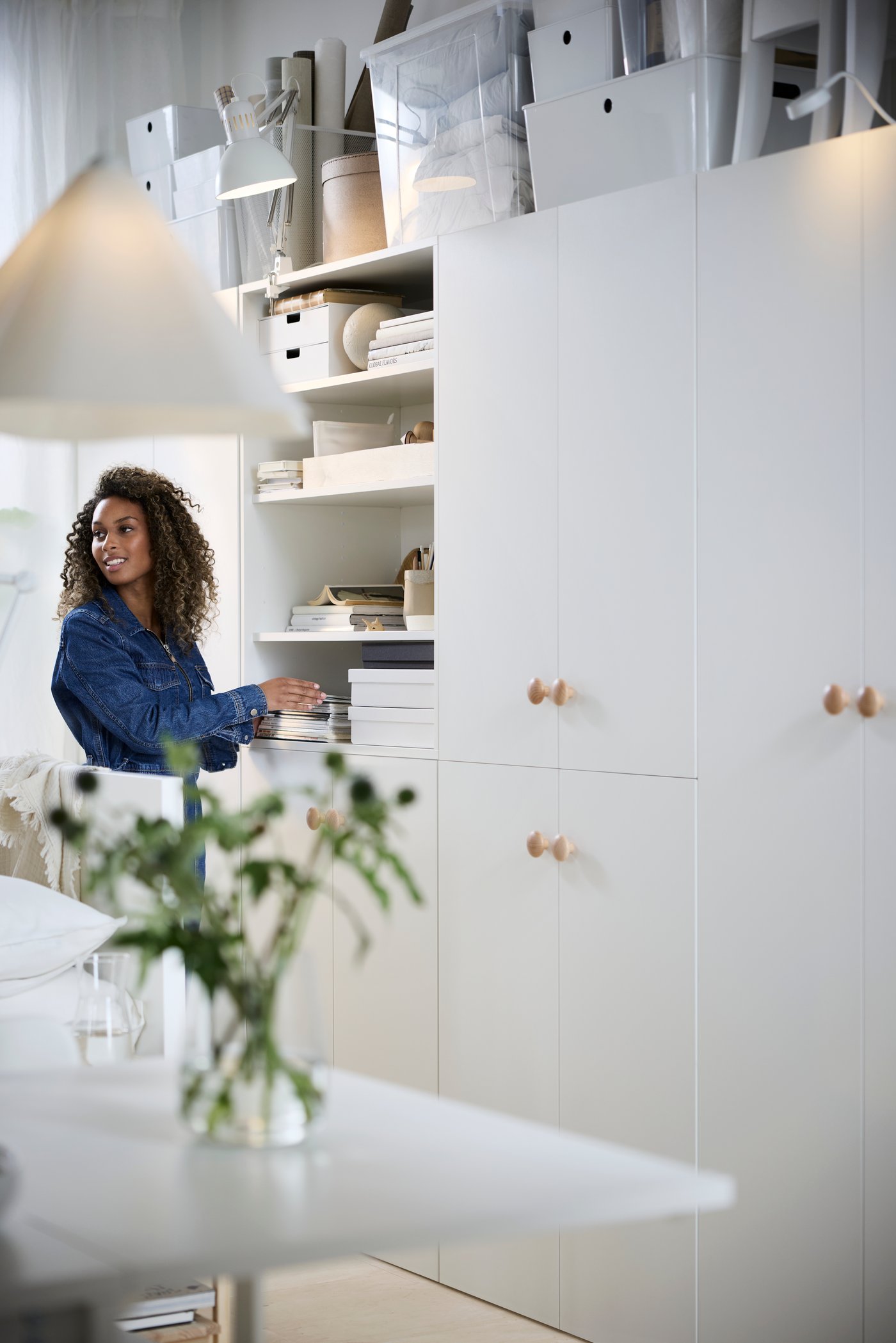 A white KUGGIS box with lid in the dining room