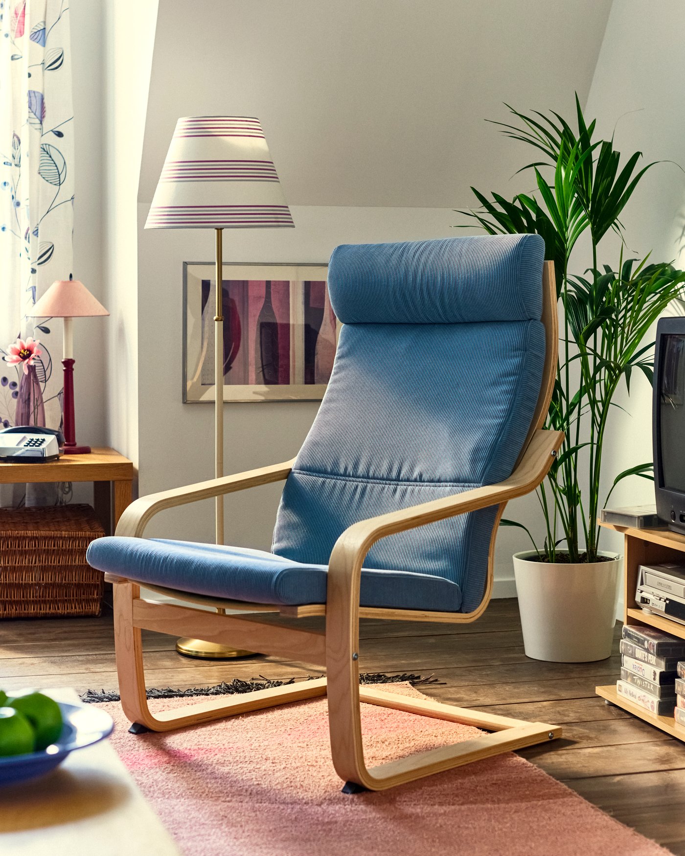A Kelinge grey-blue POÄNG armchair cushion in the living room