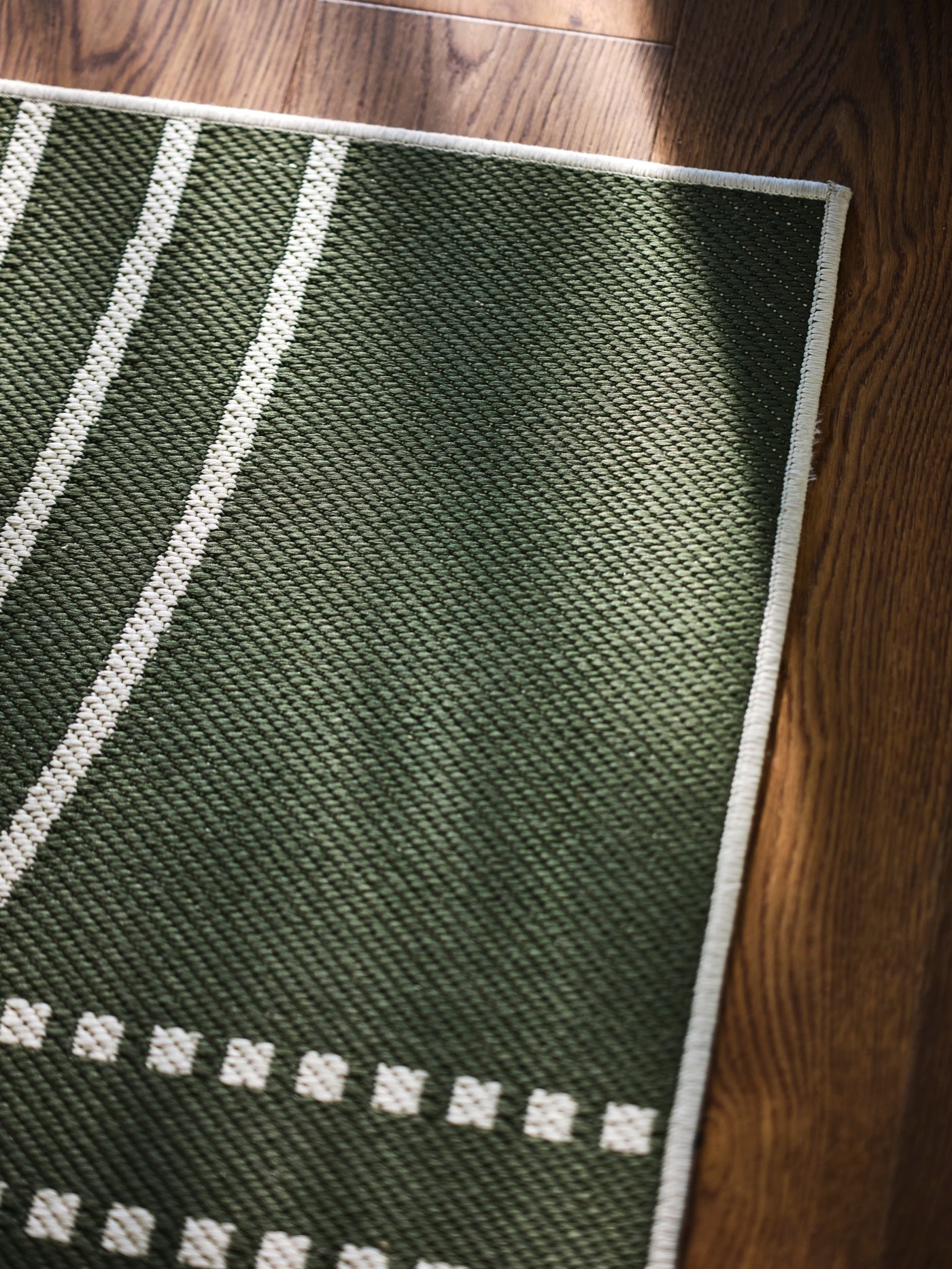 Detalle de alfombra reversible TÖMMERBY