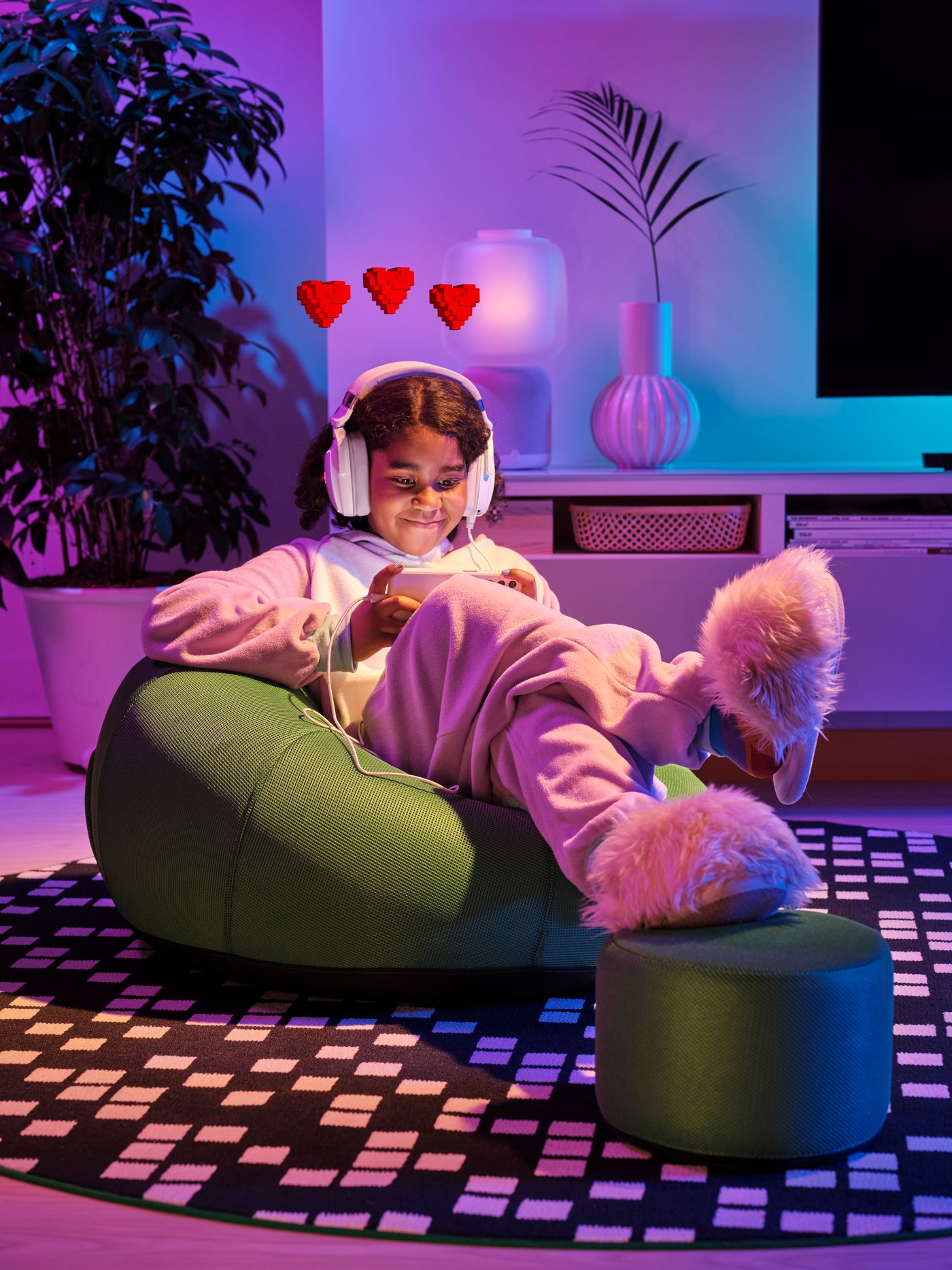 A white SKOGSTUNDRA vase in the living room